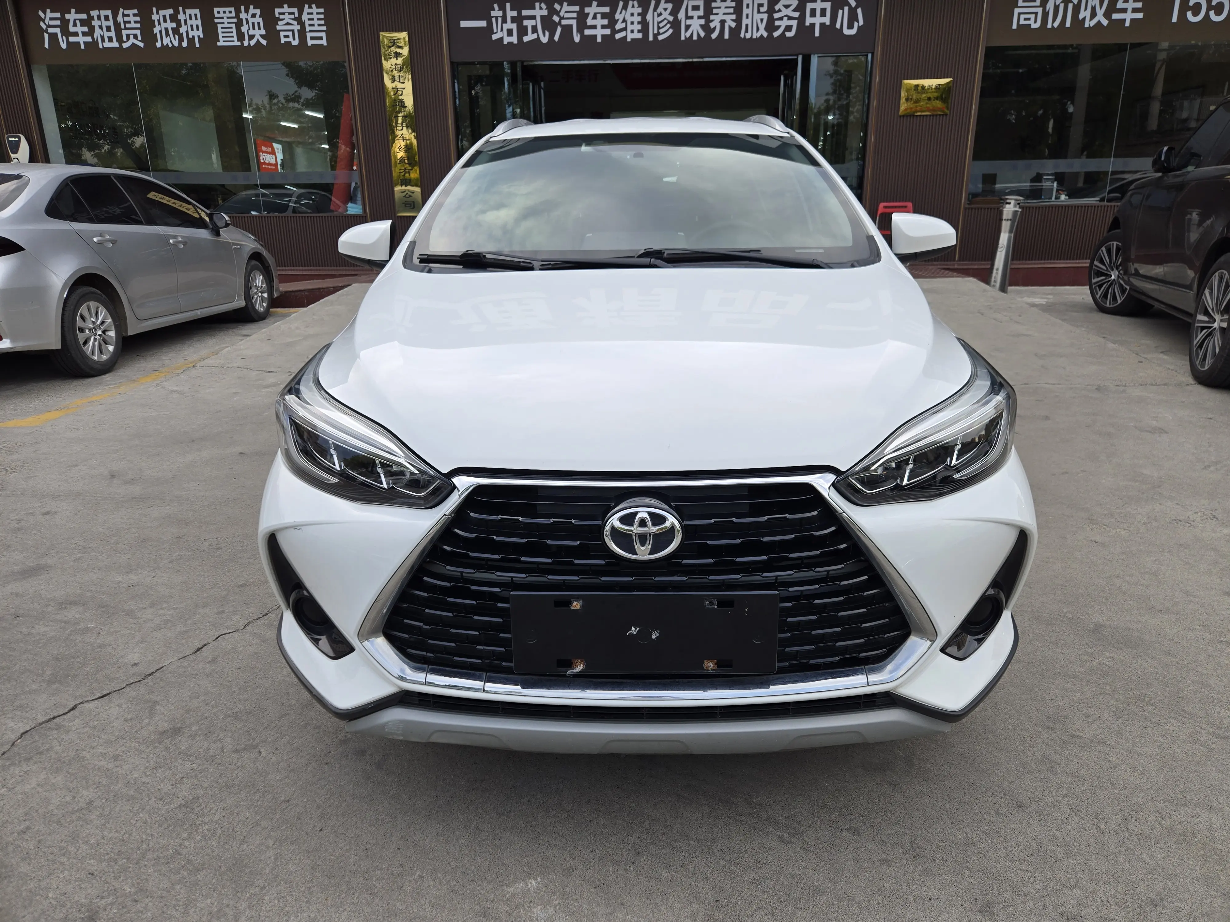 Toyota YARiS L to dazzle