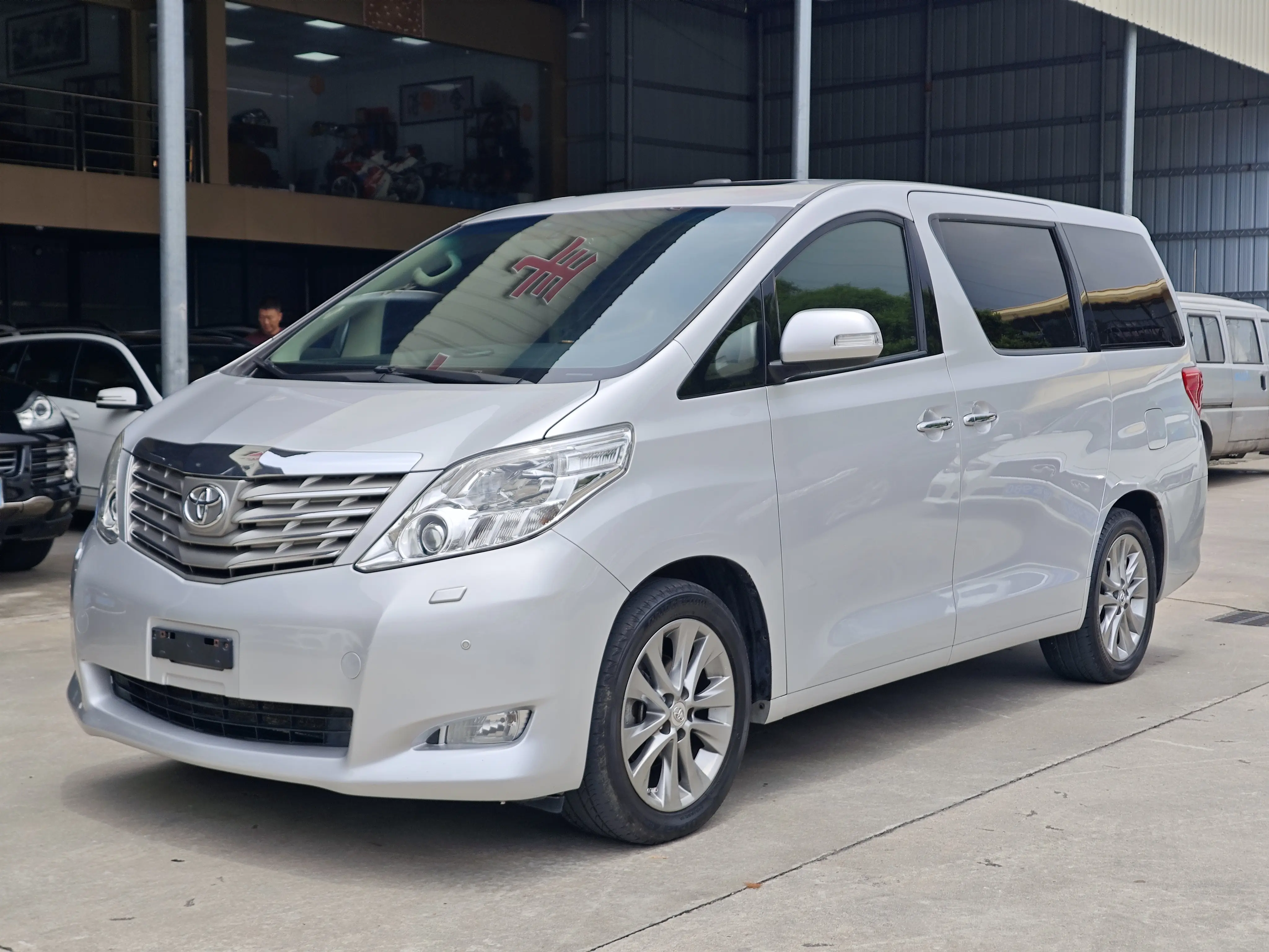 Toyota Alphard (Elfa)  из Китая