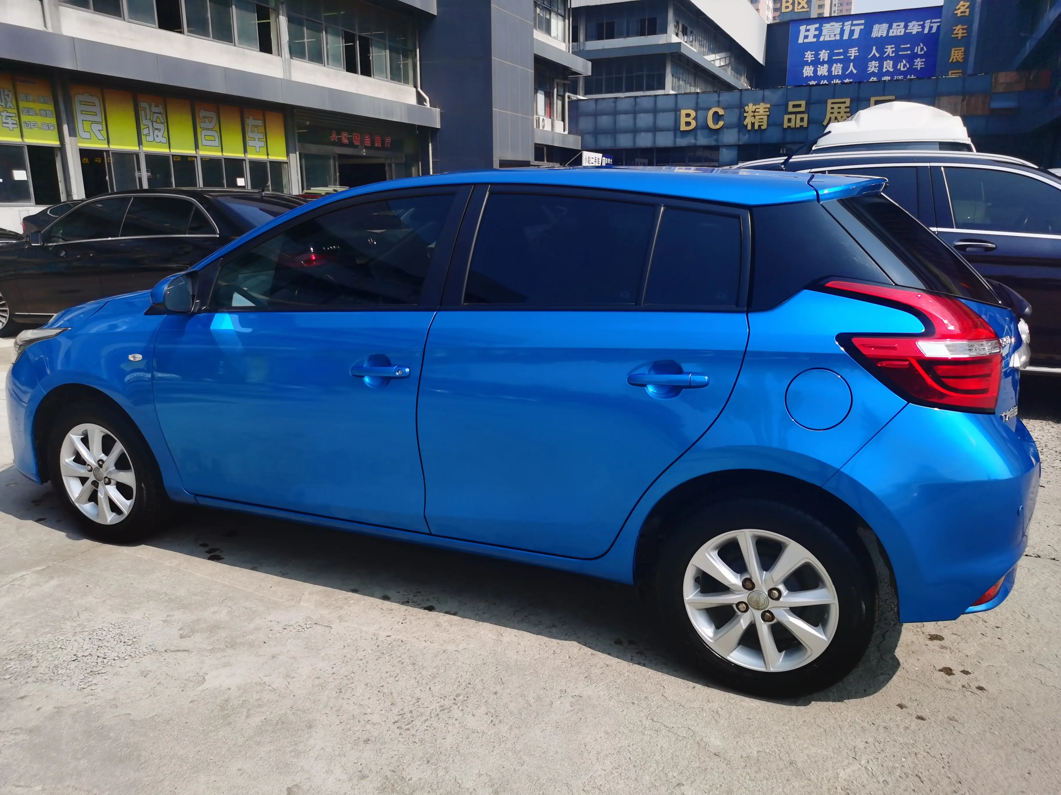 Toyota YARiS L to dazzle