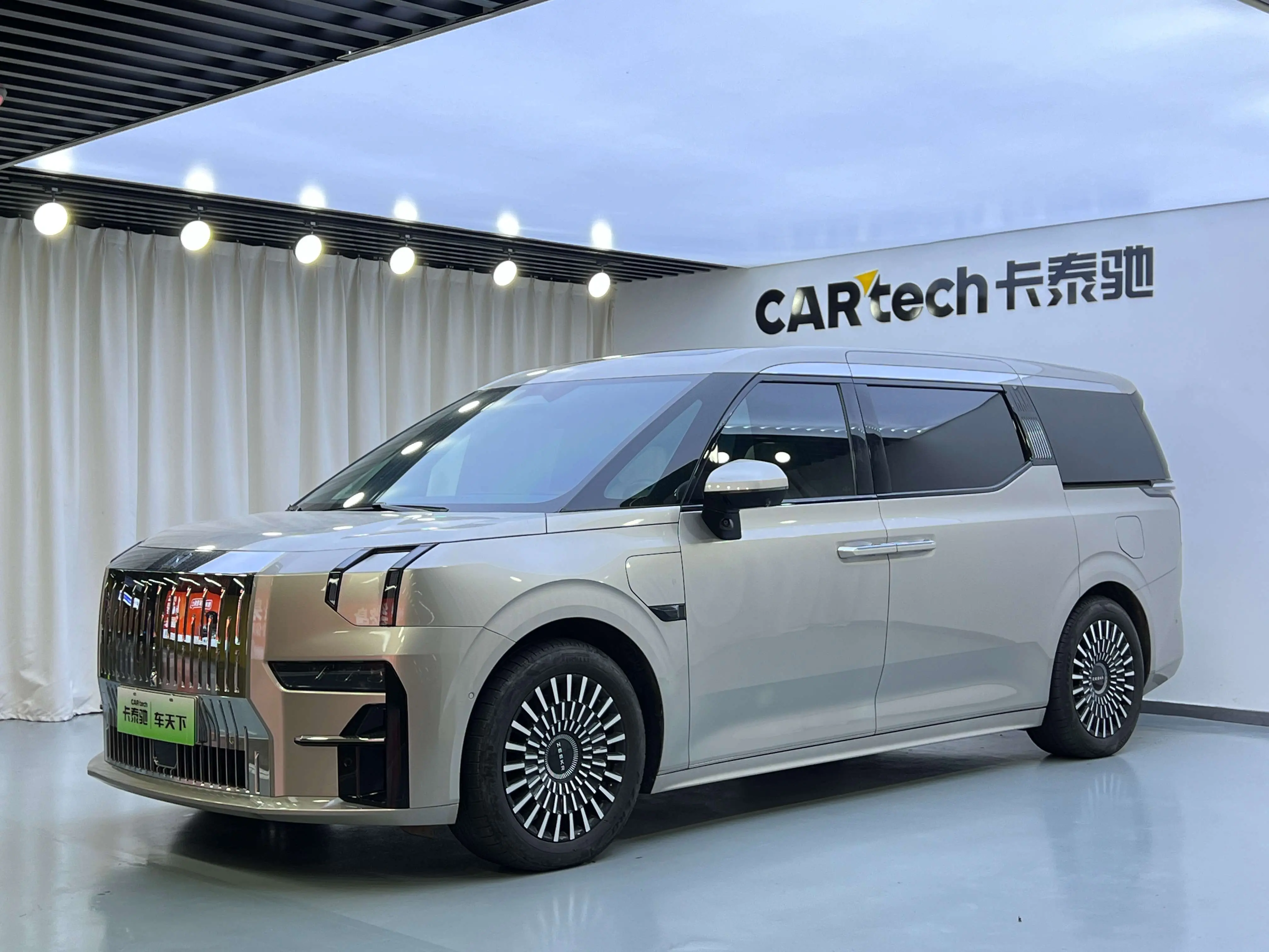 ZEEKR 009  из Китая