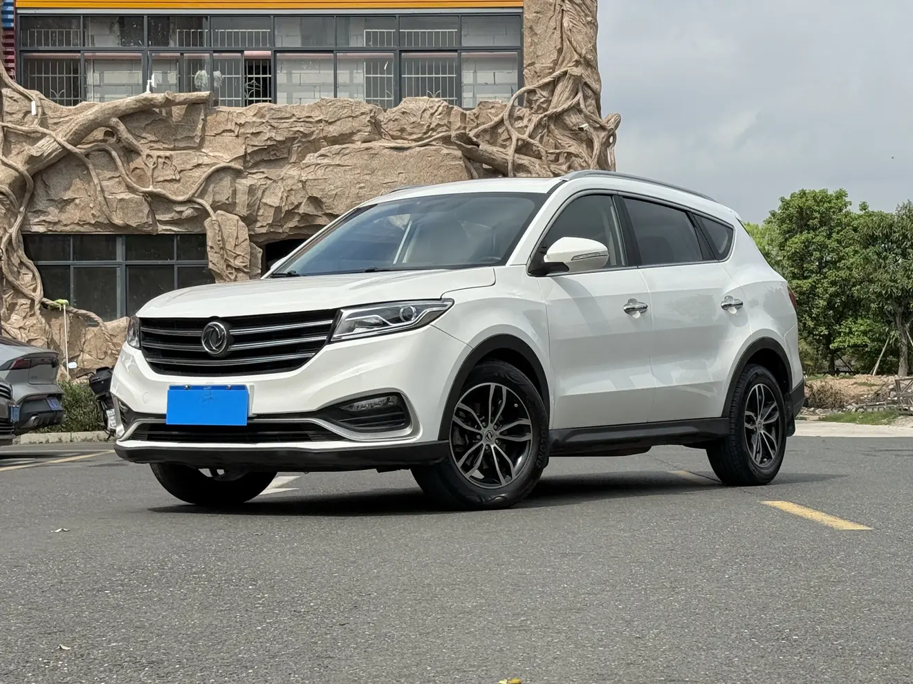 Dongfeng Fengon 580  из Китая
