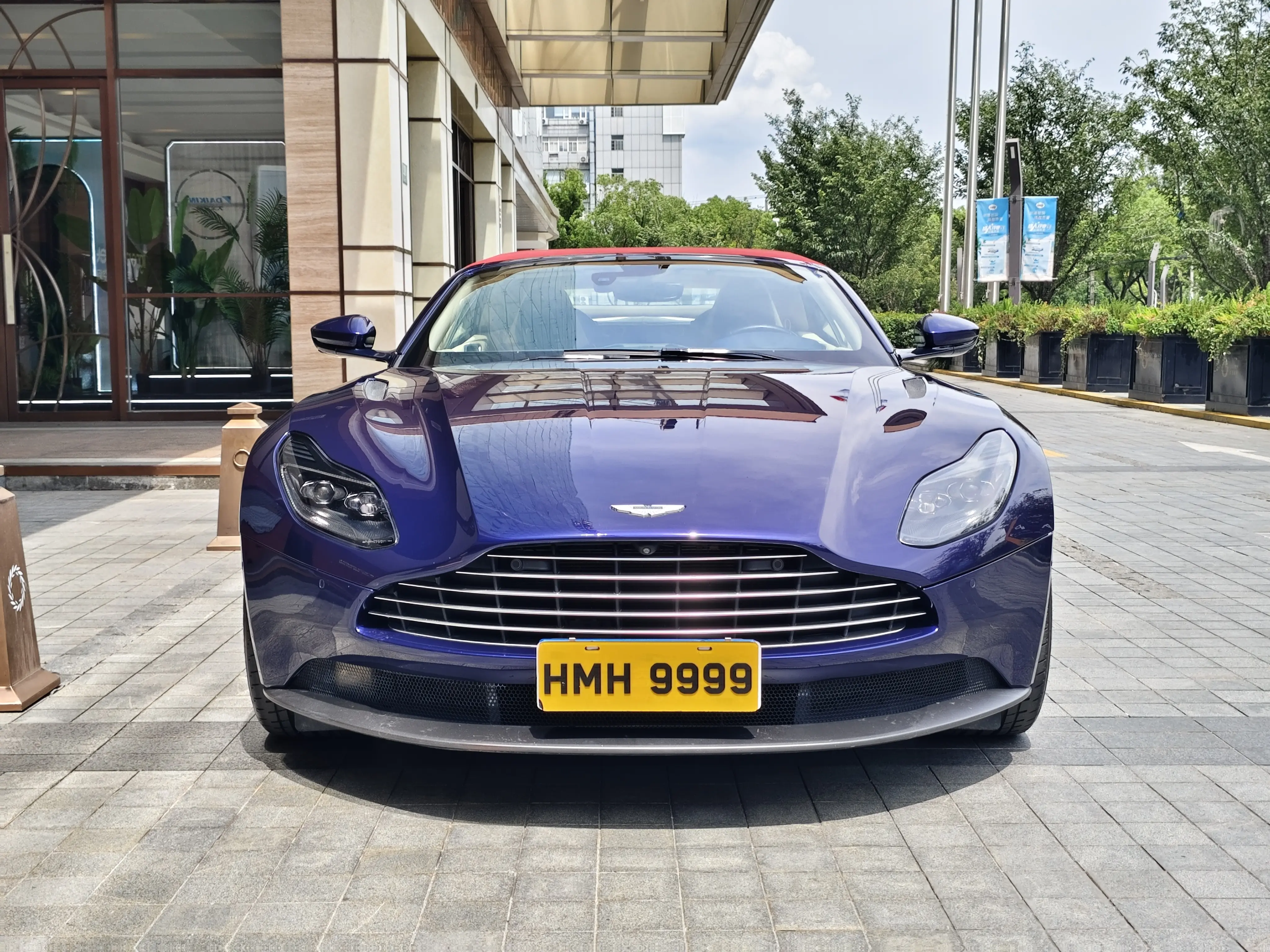 Aston Martin DB11