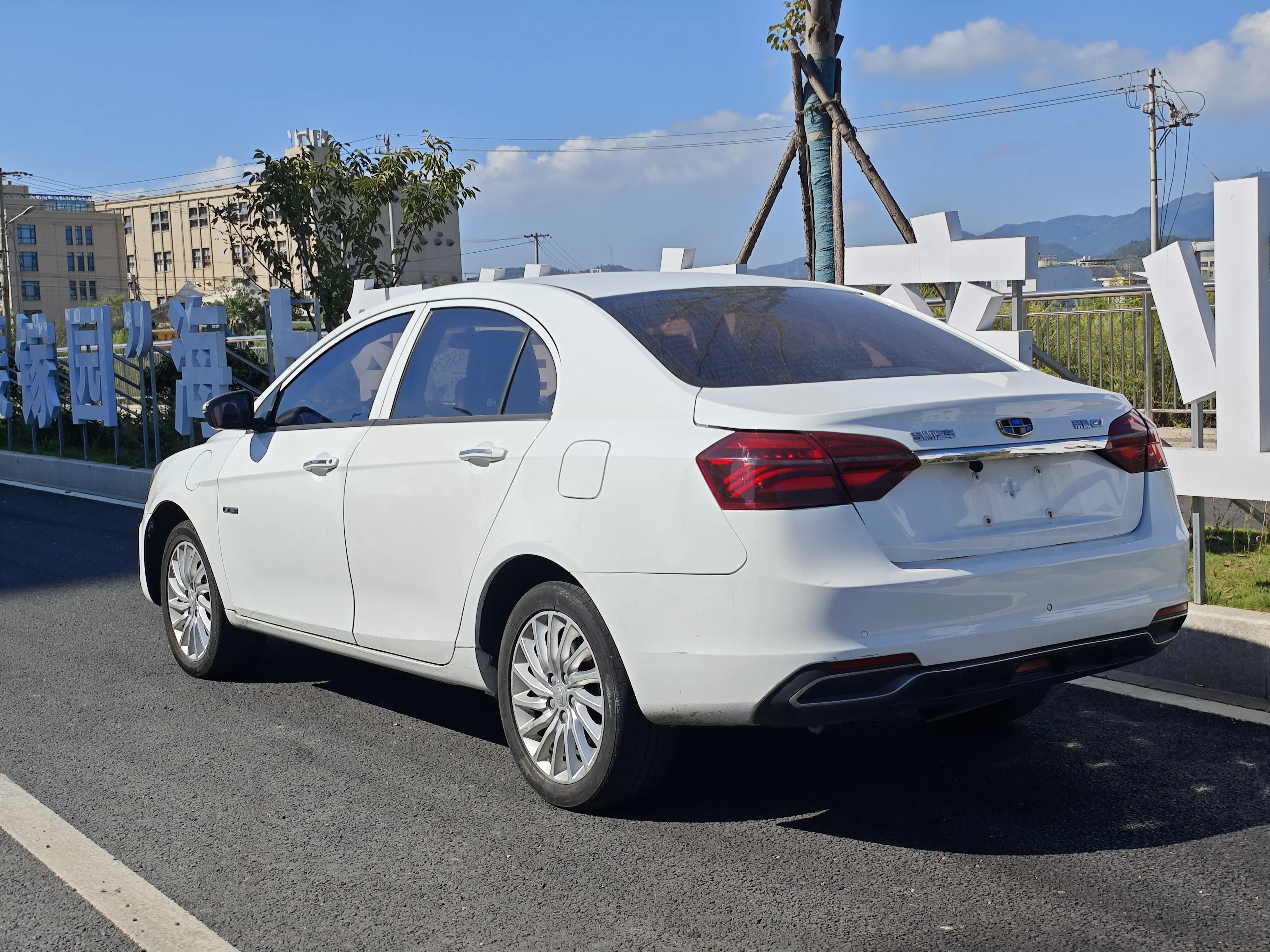 Geely Emgrand EV