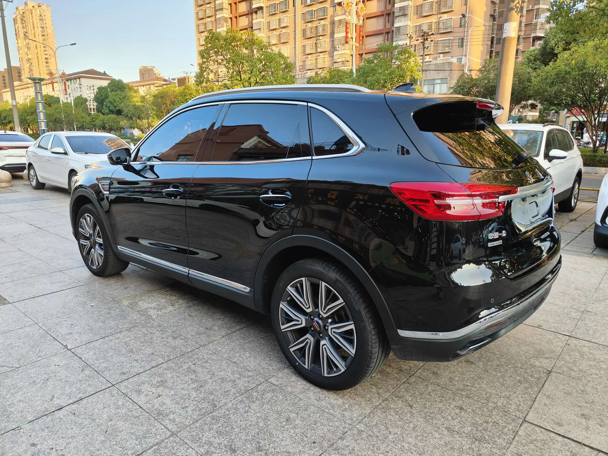 Hongqi HS5