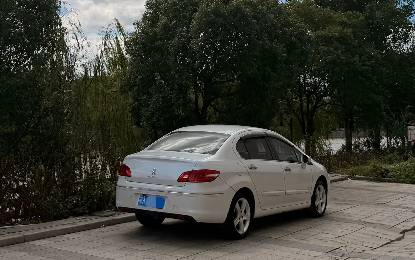 Peugeot 408