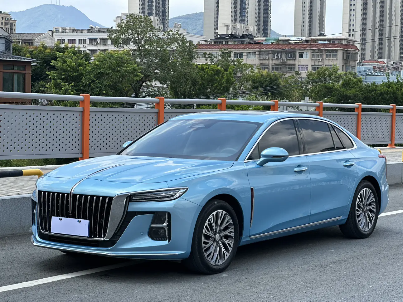 Hongqi H5  из Китая