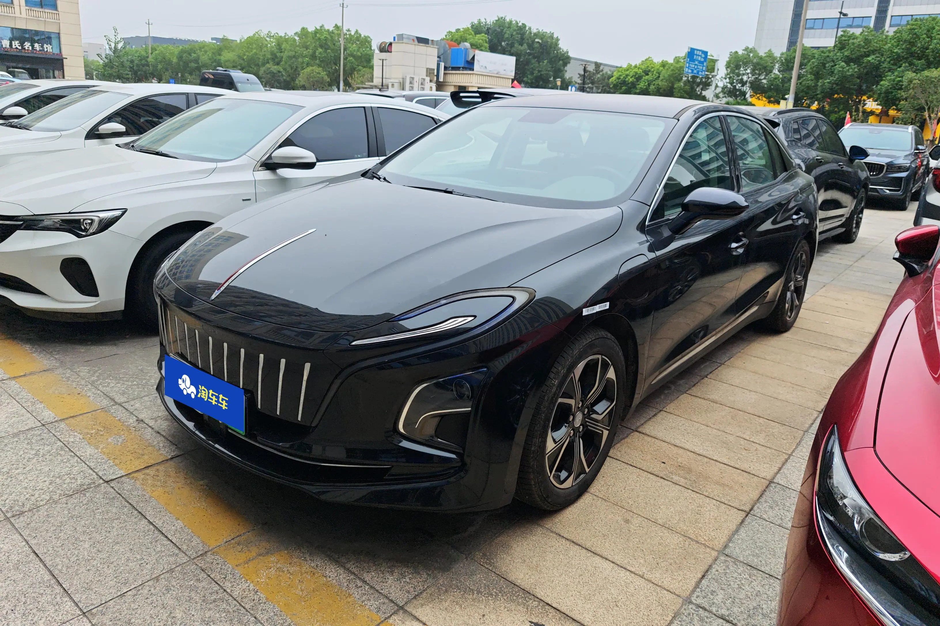 Hongqi E-QM5  из Китая