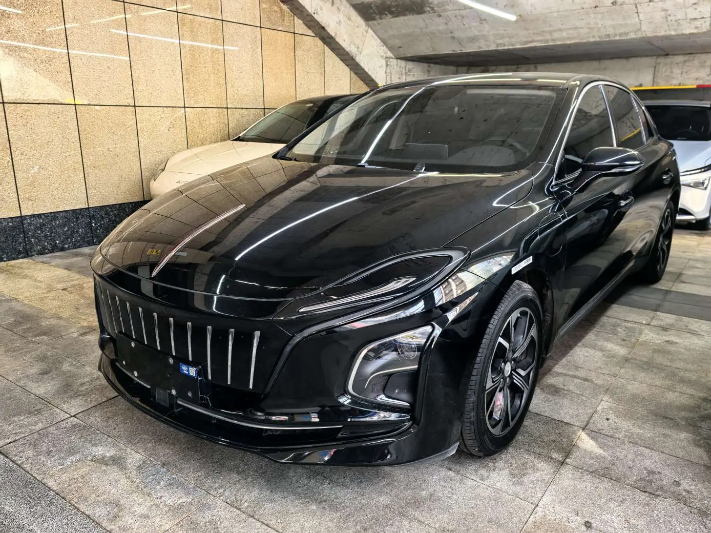 Hongqi E-QM5  из Китая