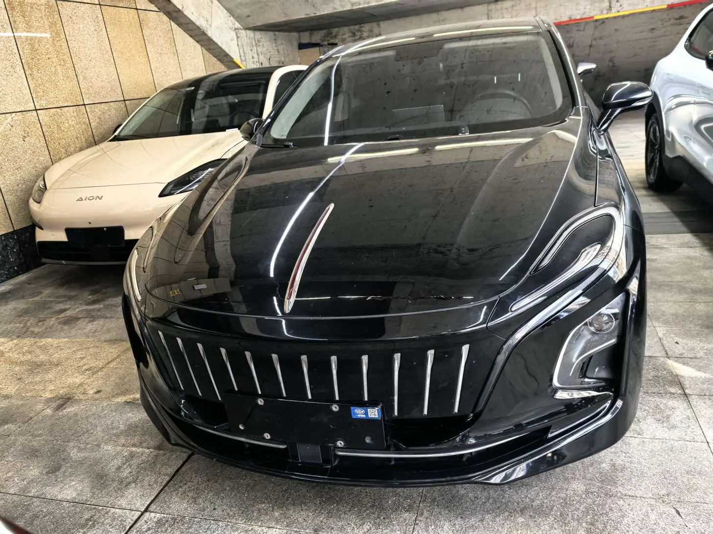 Hongqi E-QM5  из Китая