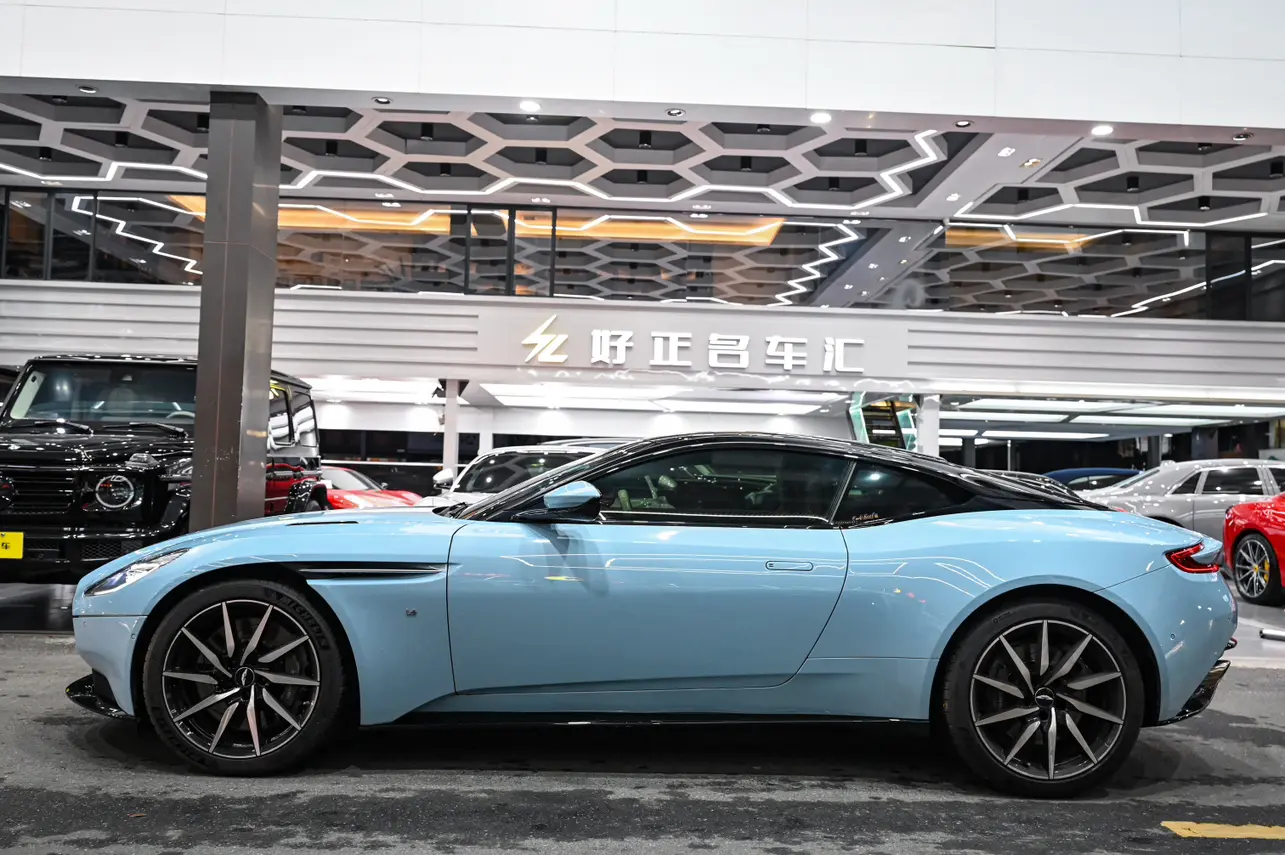 Aston Martin DB11