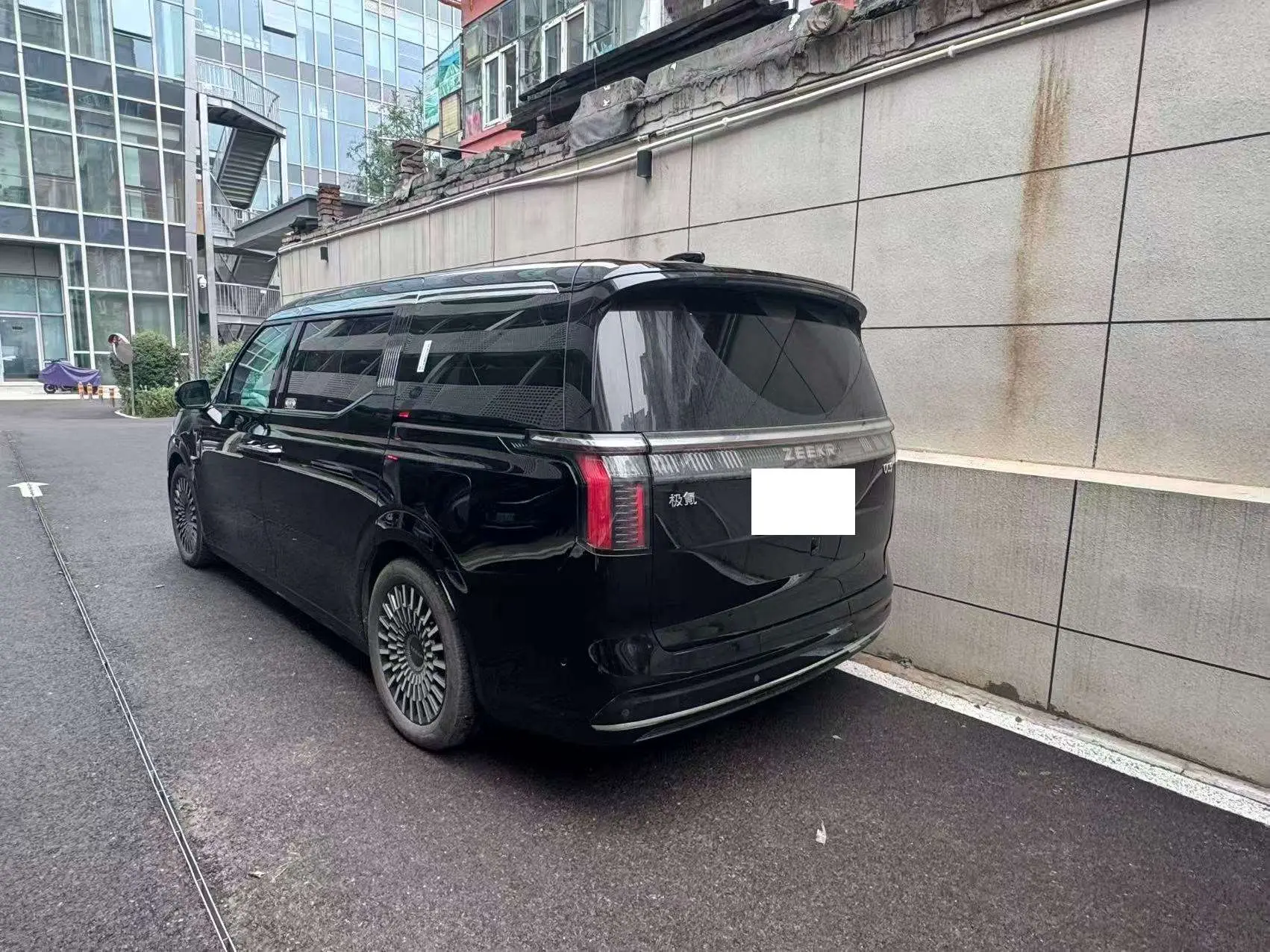 ZEEKR 009