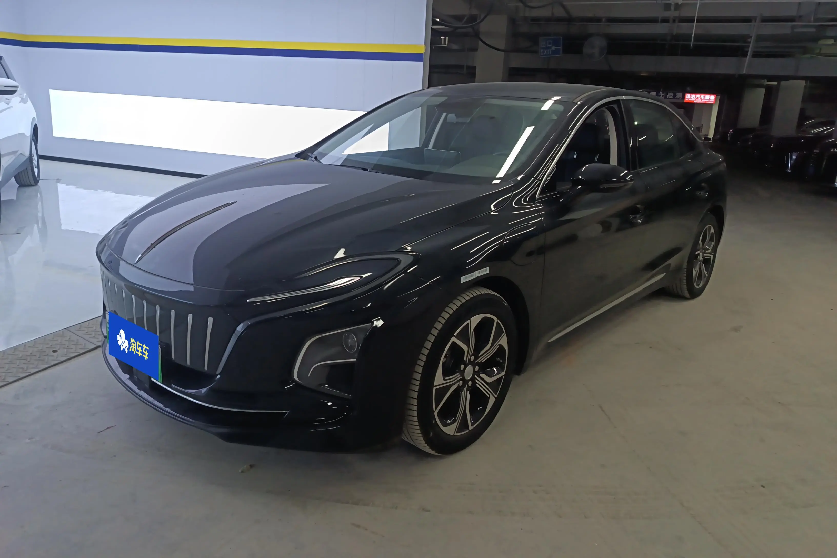 Hongqi E-QM5  из Китая