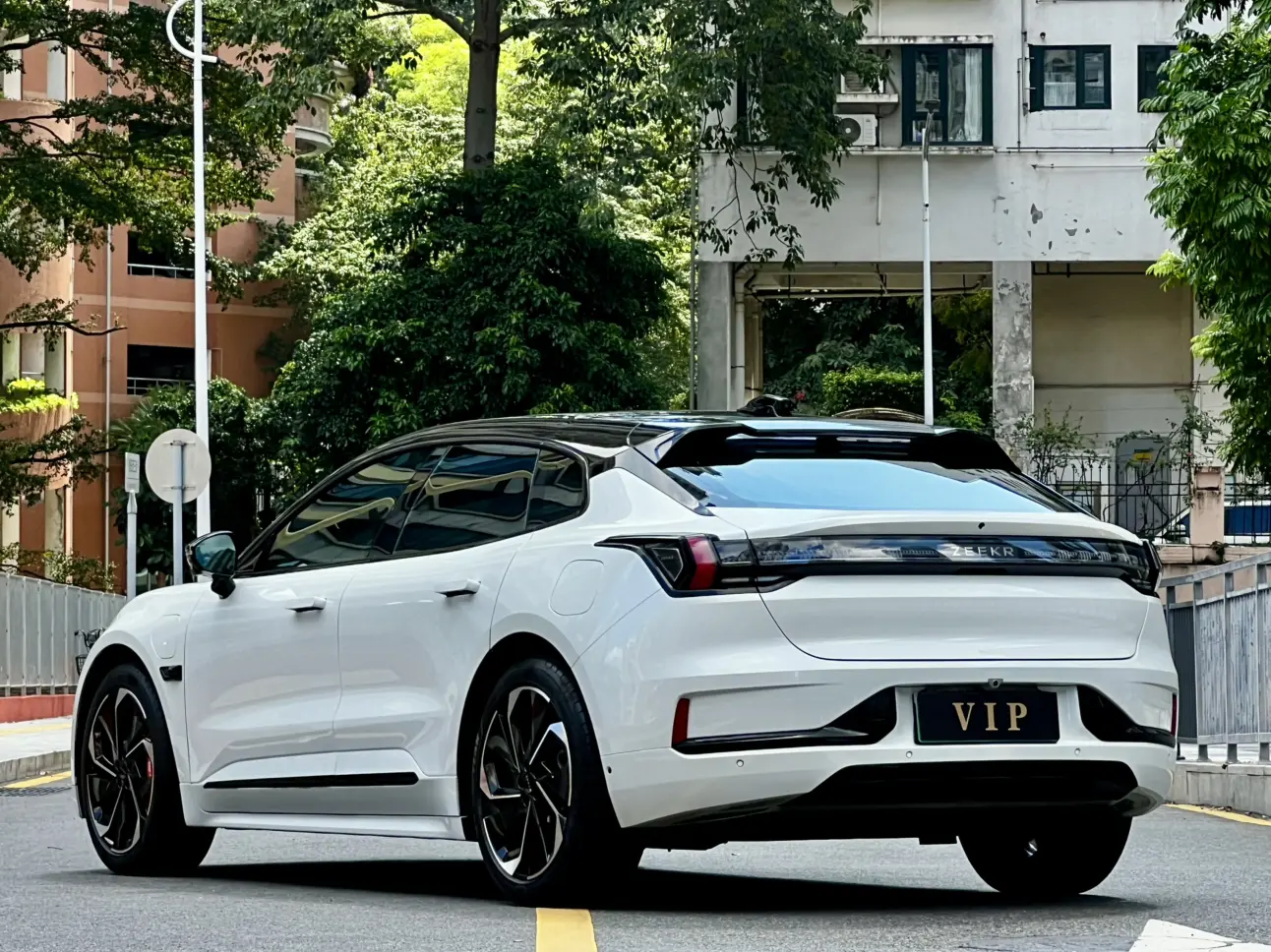 ZEEKR 001