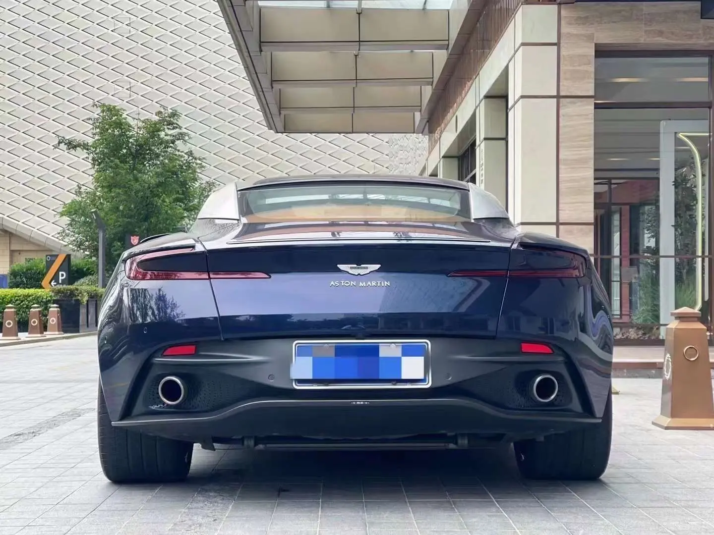 Aston Martin DB11