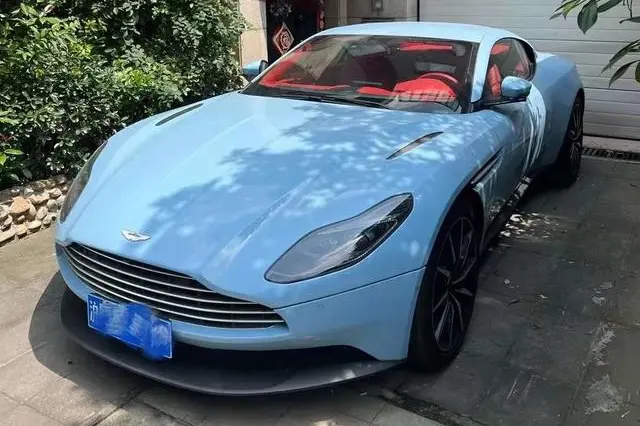 Aston Martin DB11