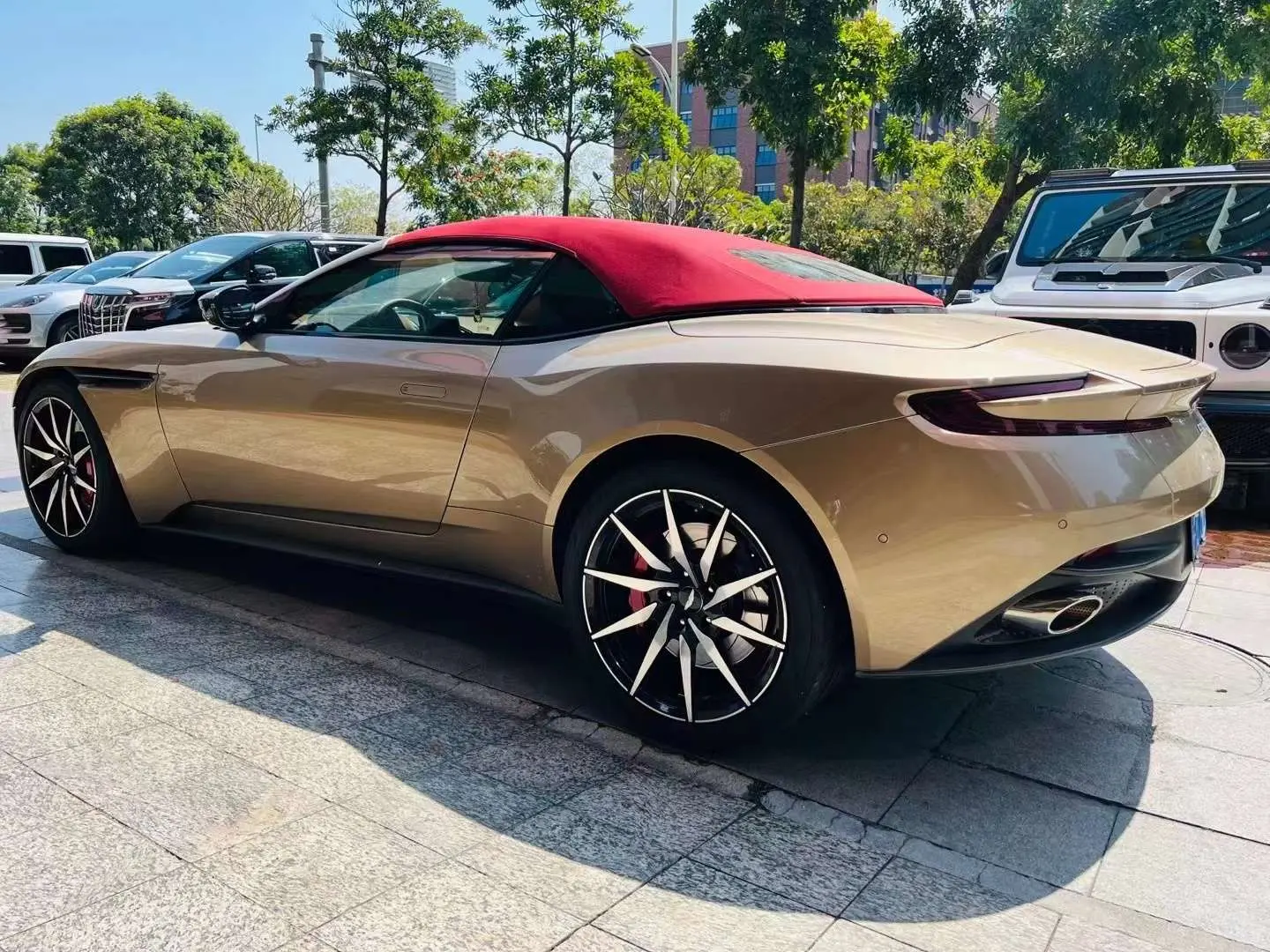 Aston Martin DB11