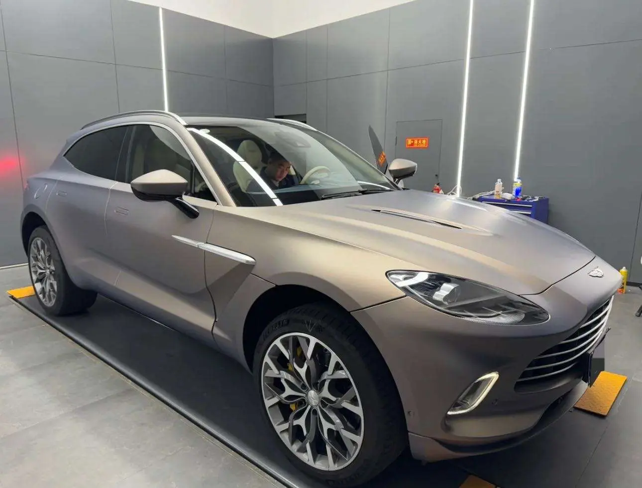 Aston Martin DBX