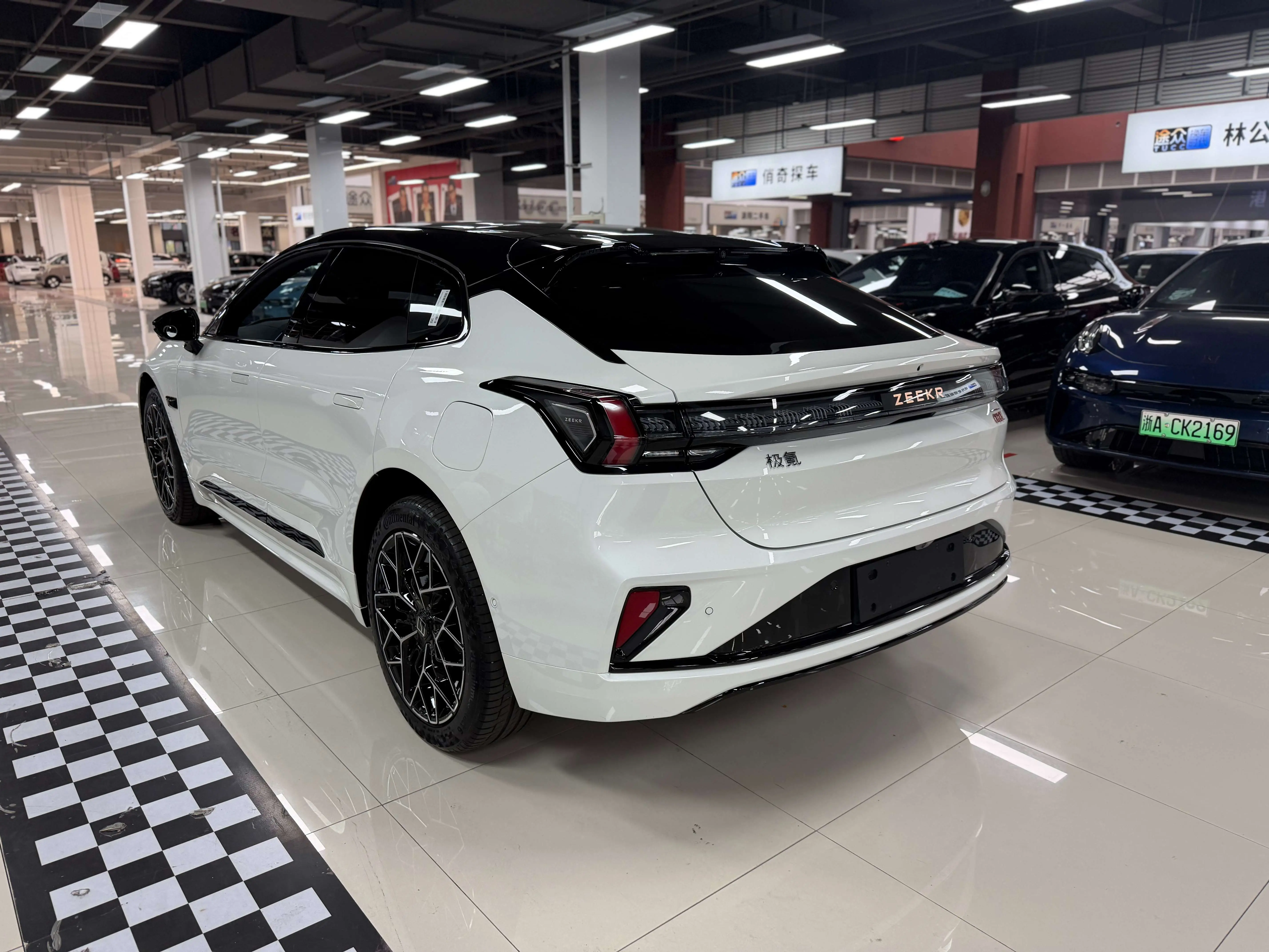 ZEEKR 001