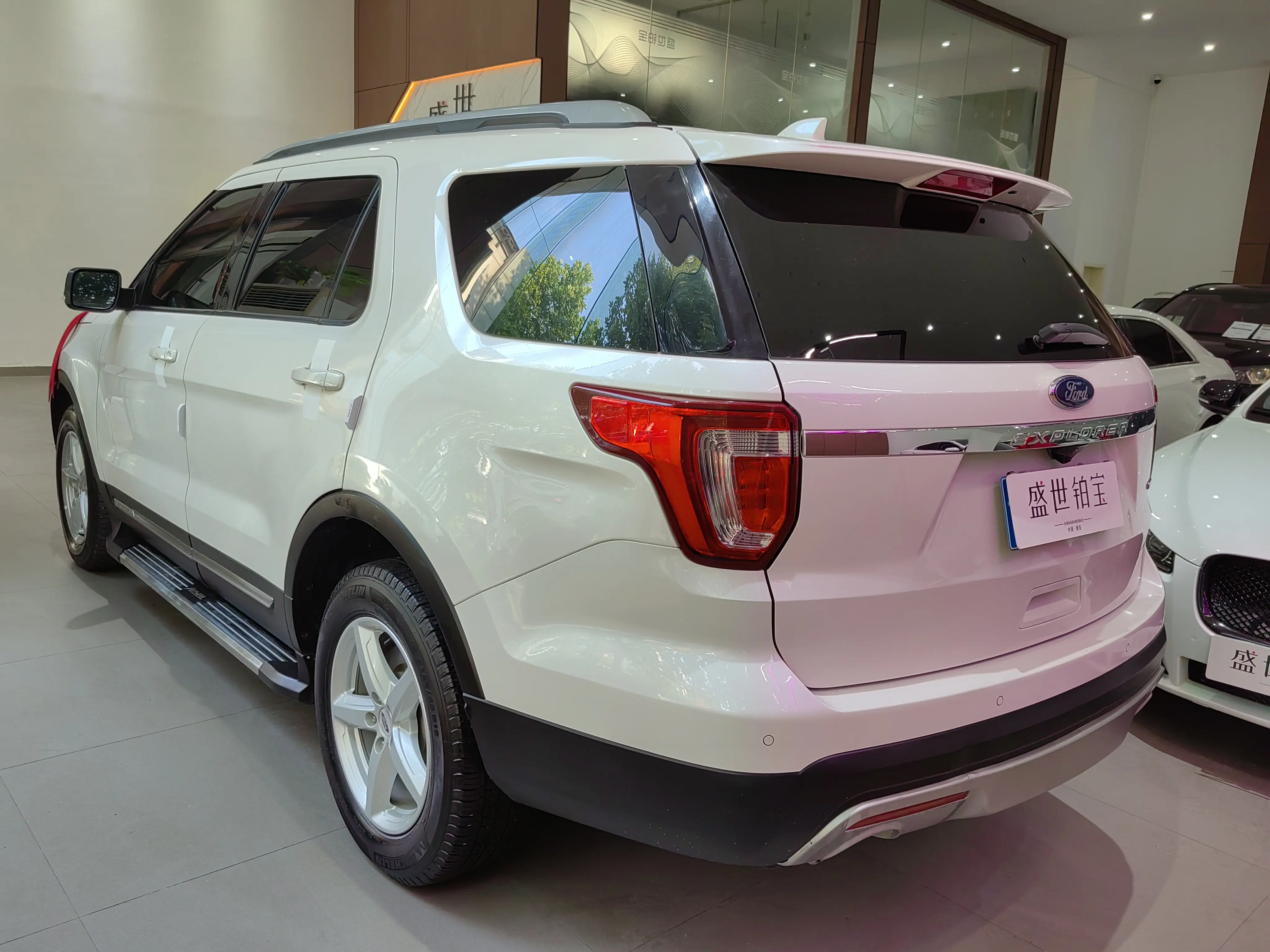 Ford Explorer (imported)