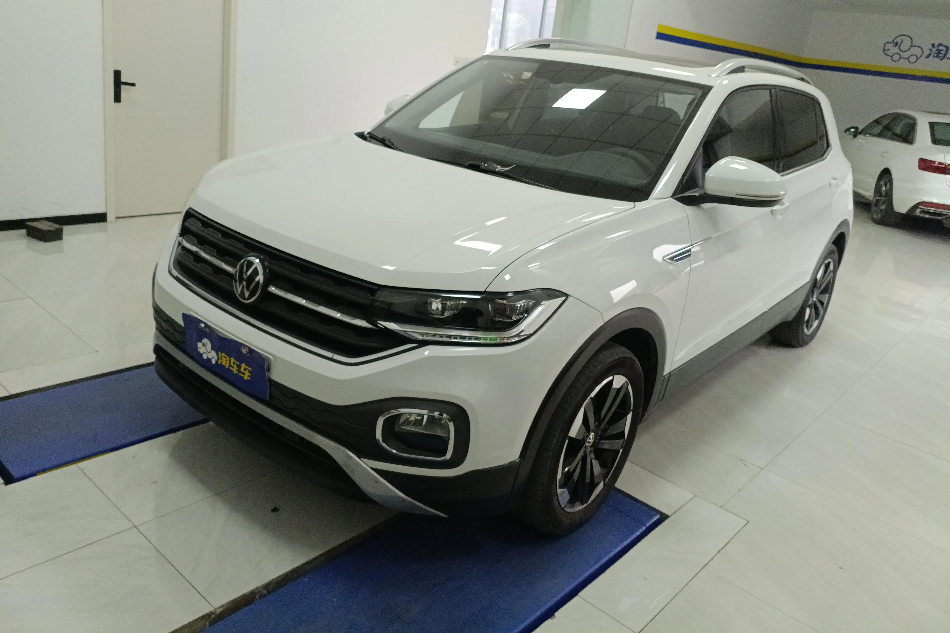 Volkswagen Explore the shadows  из Китая