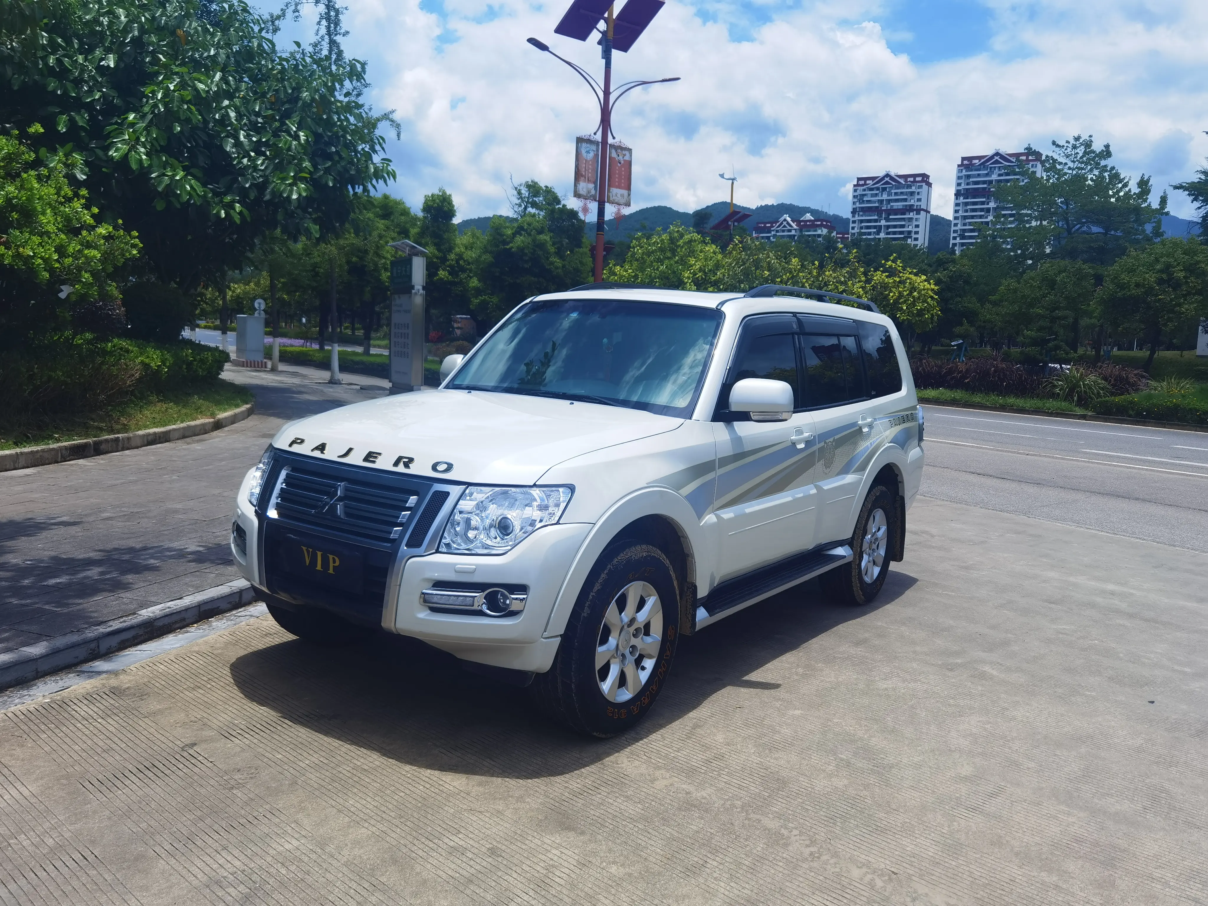 Mitsubishi Pajero (imported)