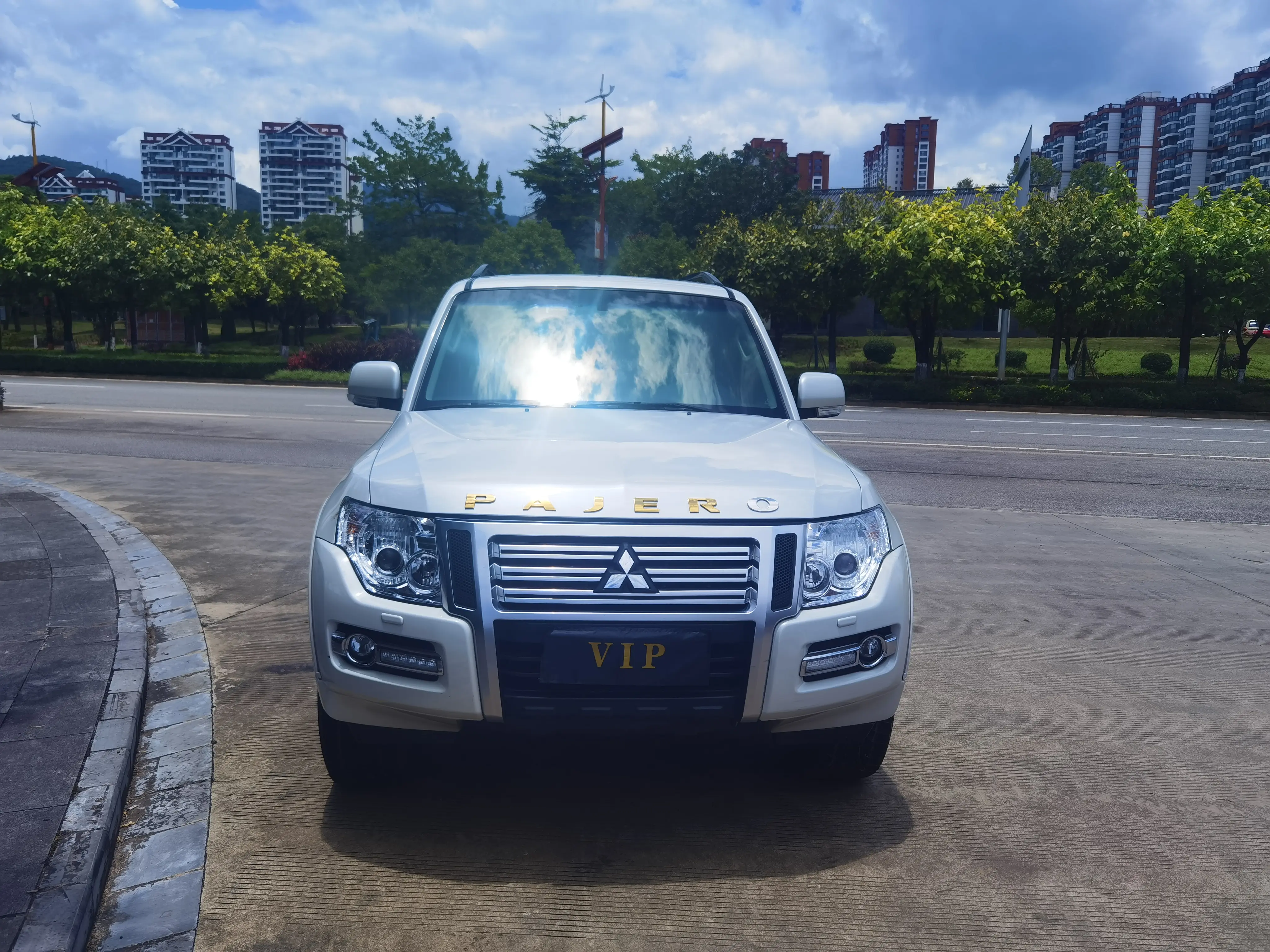 Mitsubishi Pajero (imported)