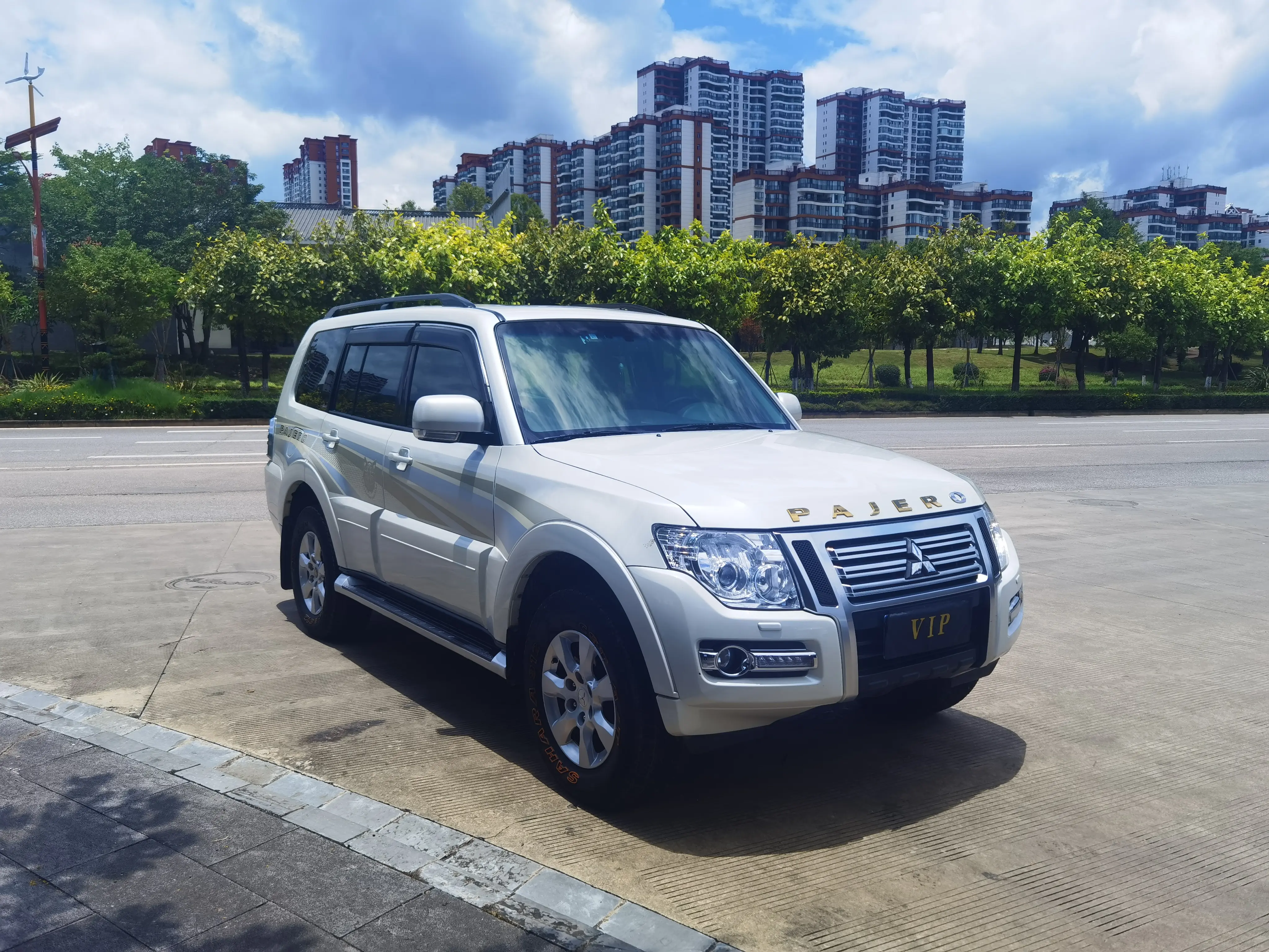 Mitsubishi Pajero (imported)