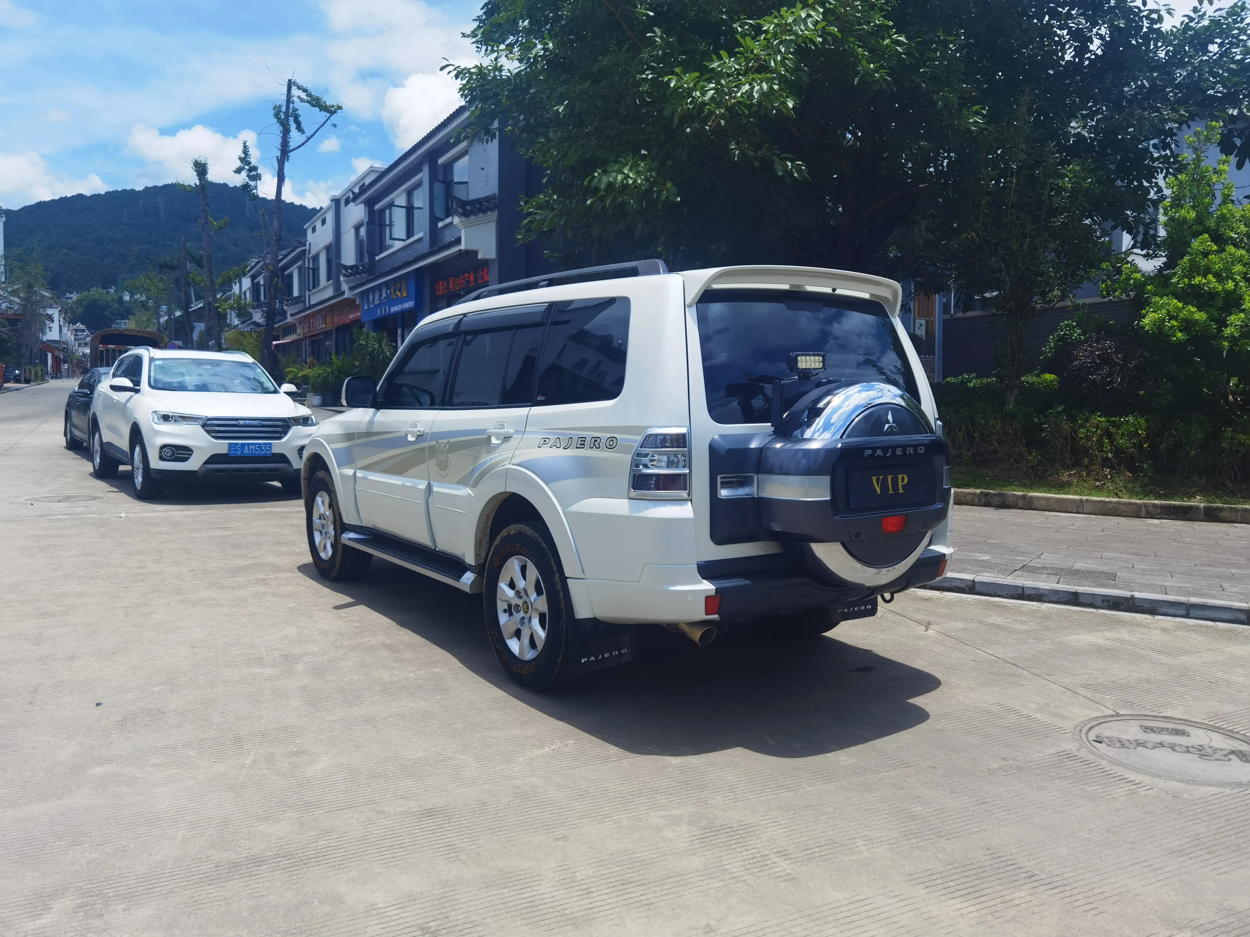 Mitsubishi Pajero (imported)