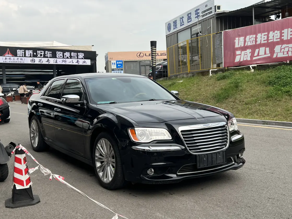 Chrysler 300C (imported)