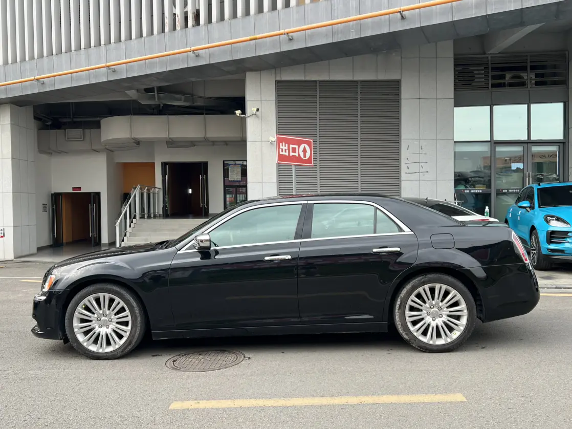 Chrysler 300C (imported)
