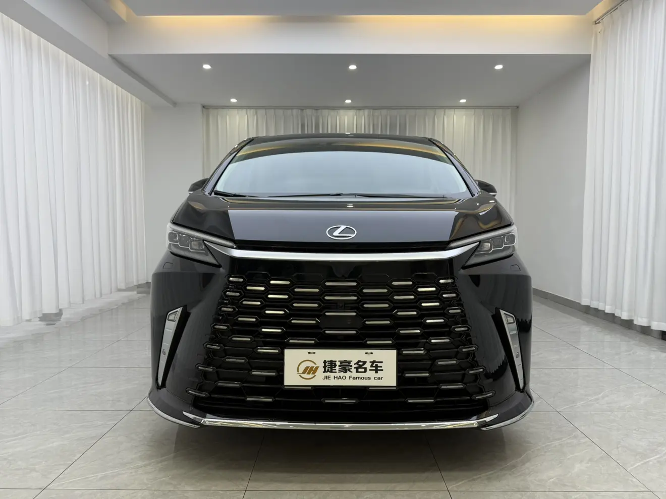 Lexus LM