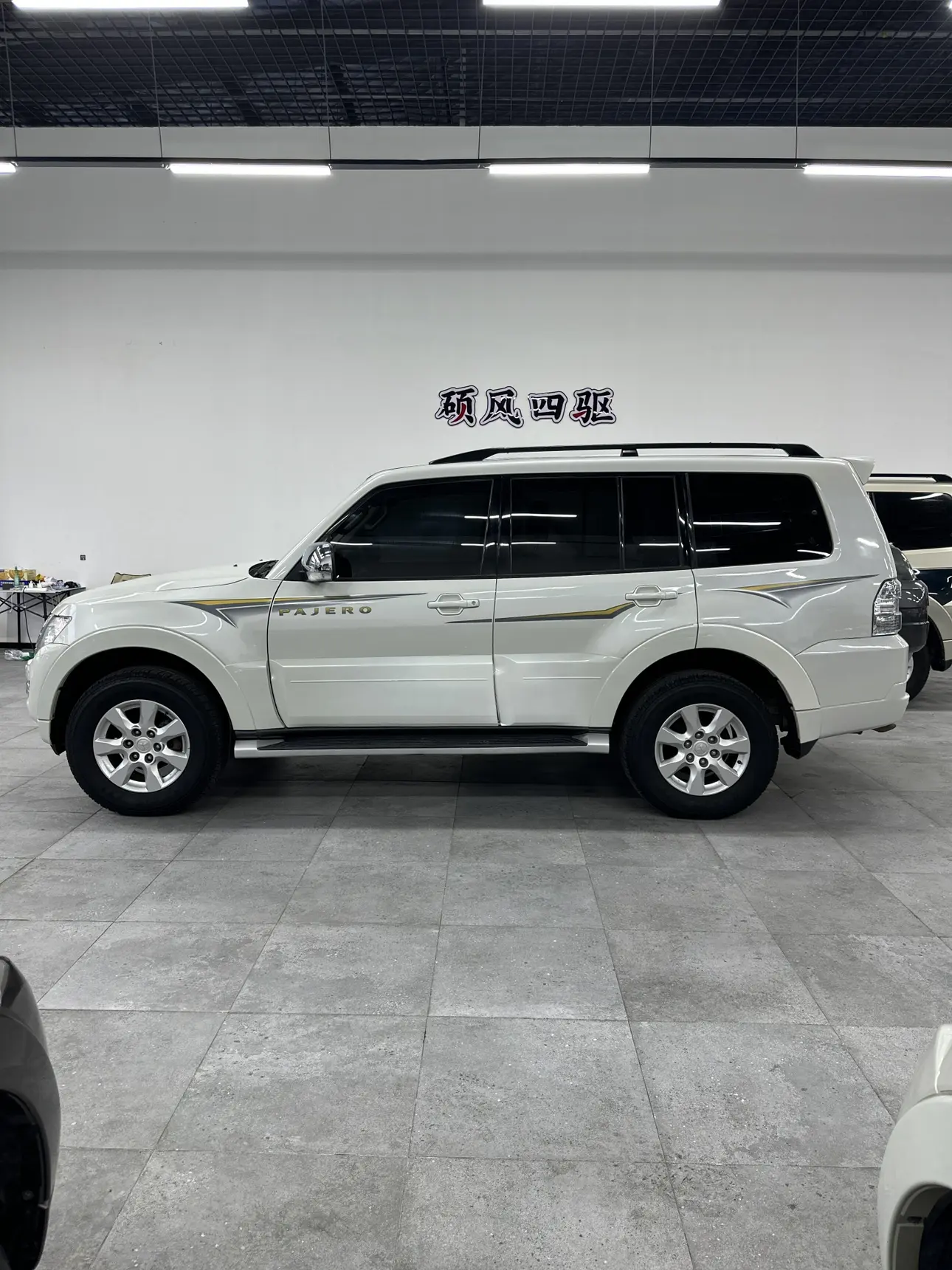 Mitsubishi Pajero (imported)