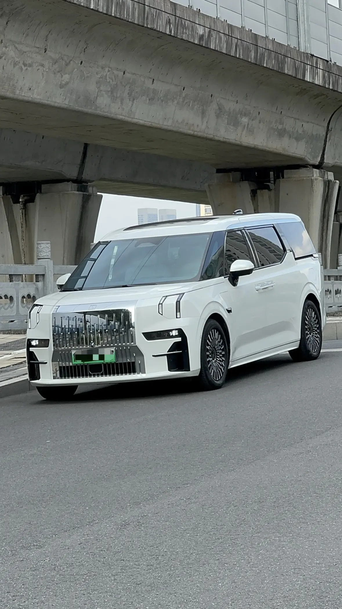 ZEEKR 009  из Китая