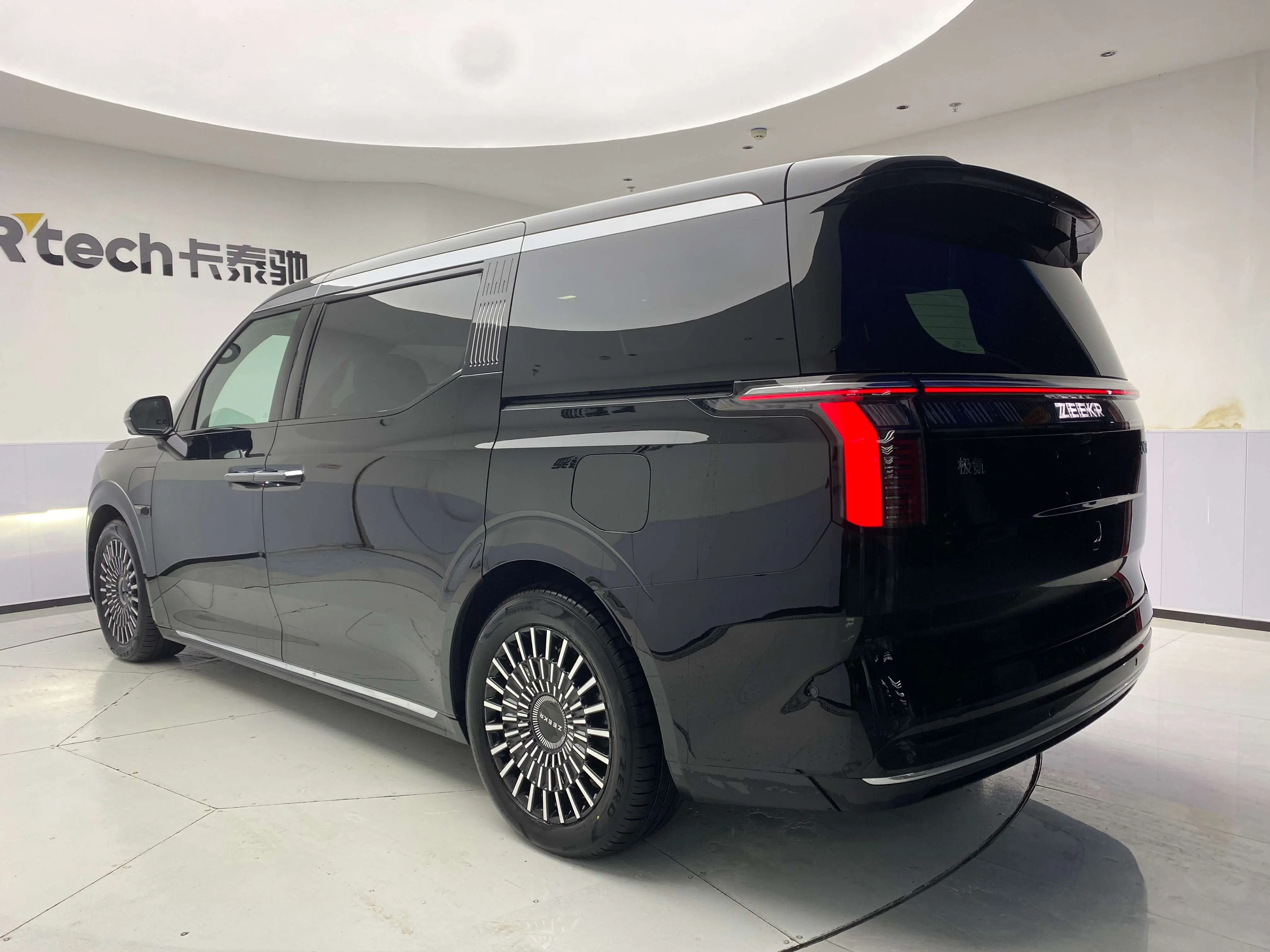 ZEEKR 009