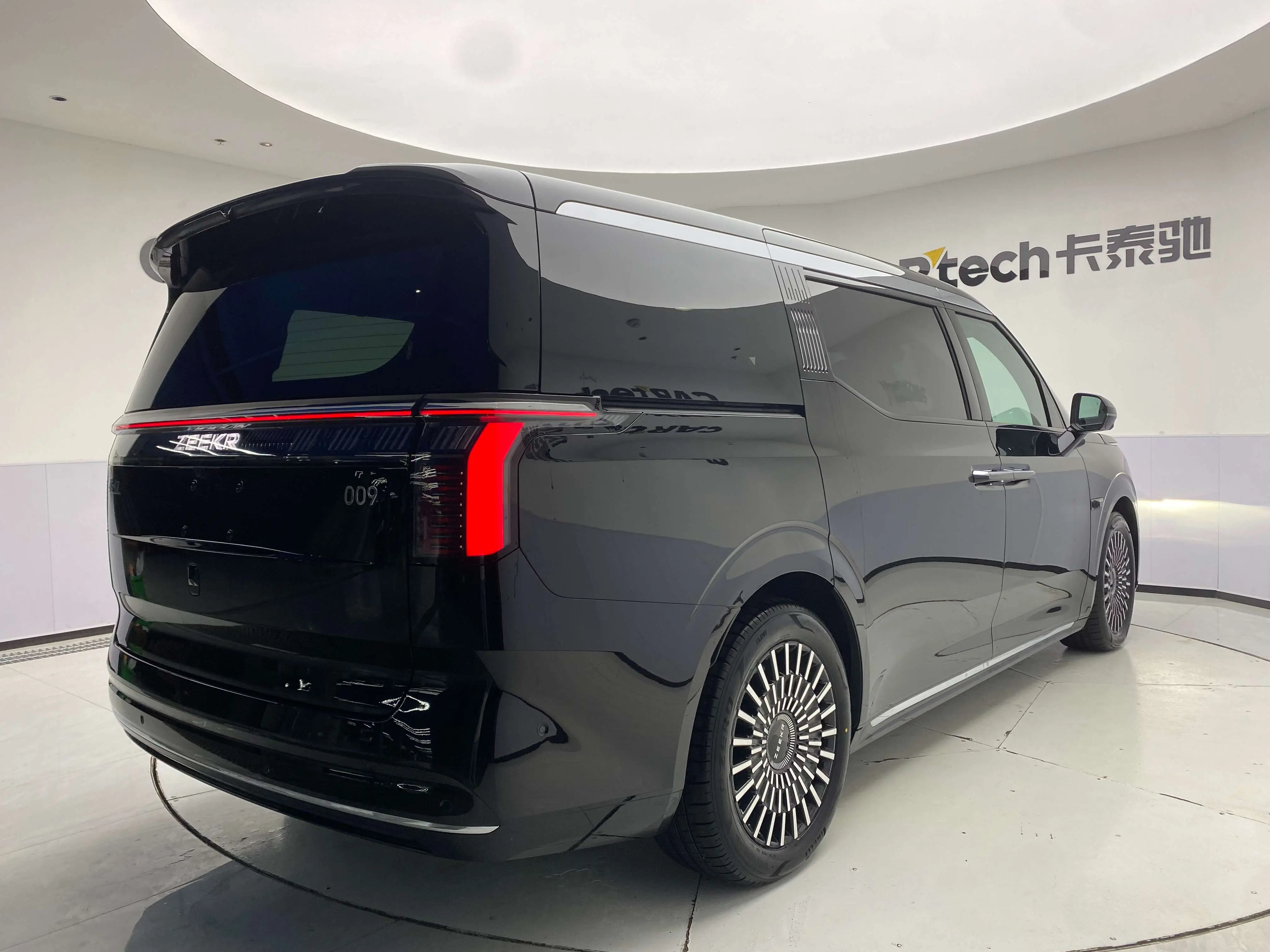 ZEEKR 009