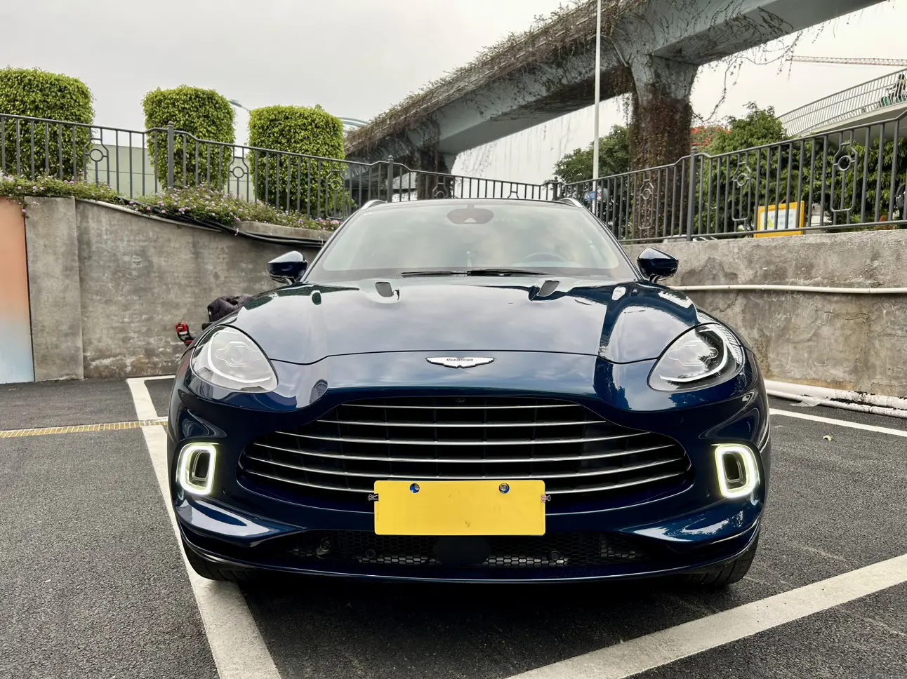 Aston Martin DBX