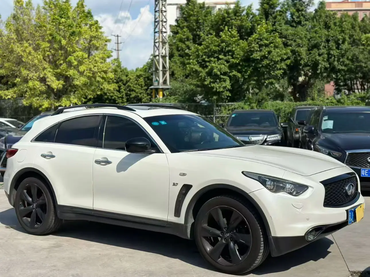 Infiniti QX70