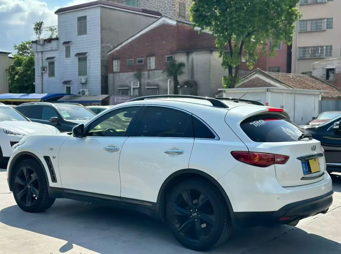 Infiniti QX70