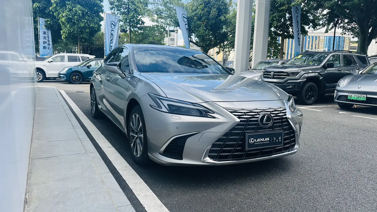 Lexus ES