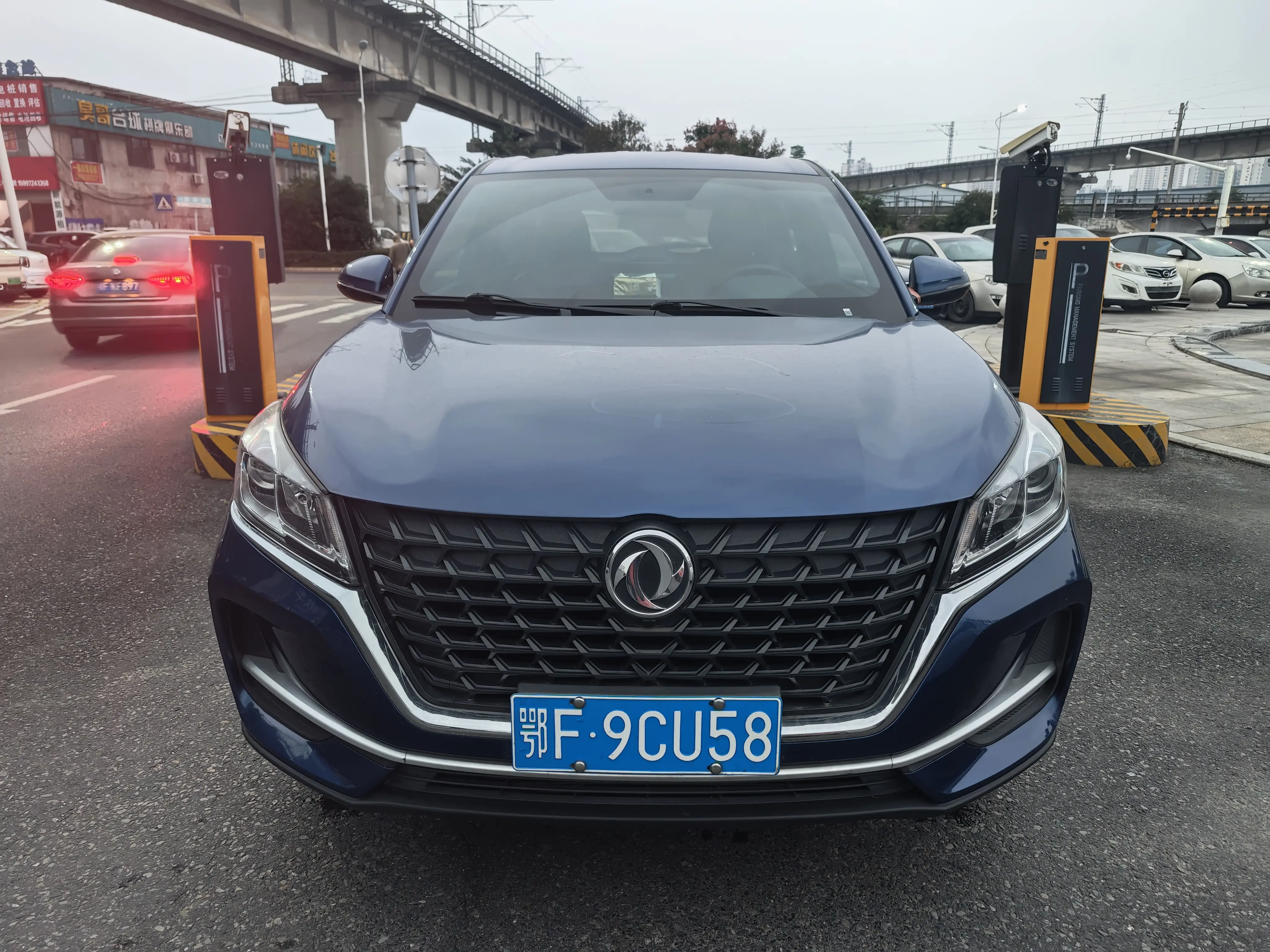 Dongfeng Fengon 500  из Китая