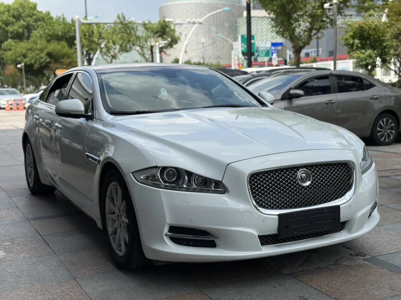 Jaguar XJ