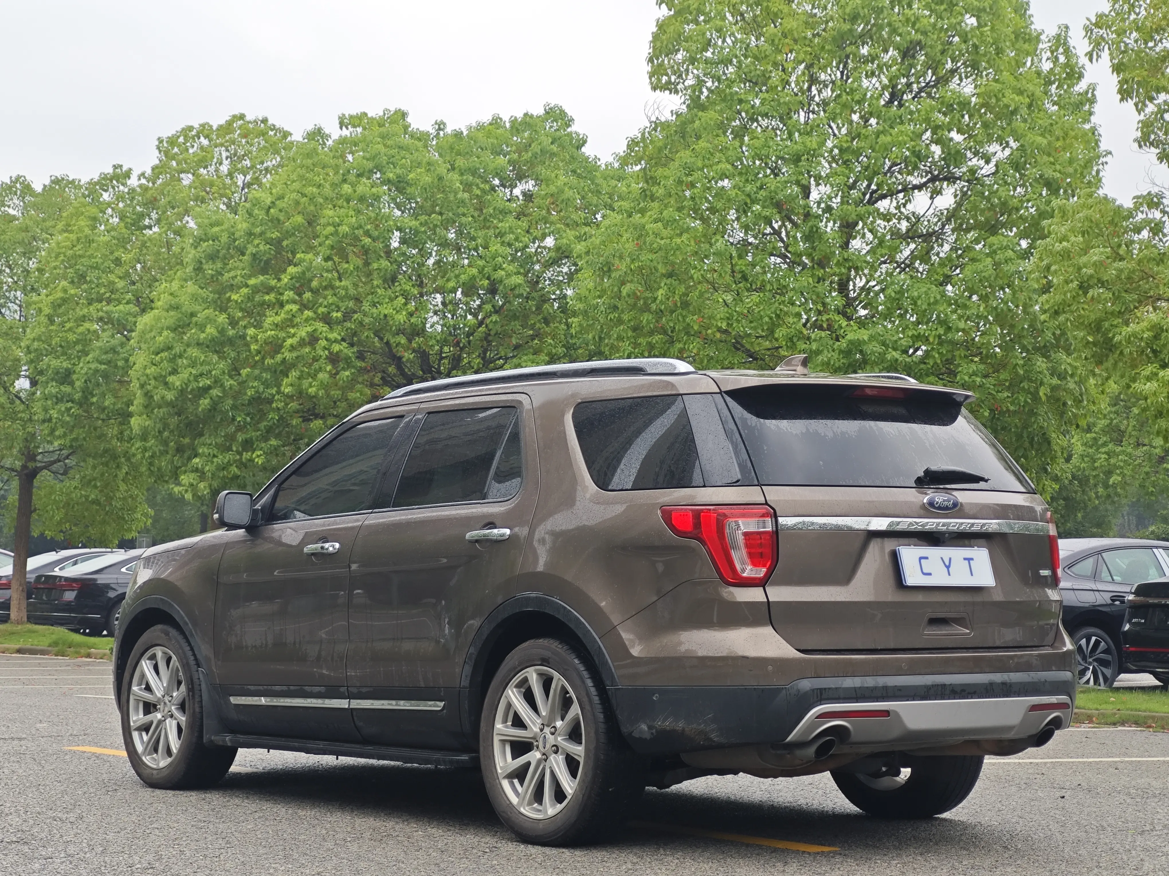 Ford Explorer (imported)