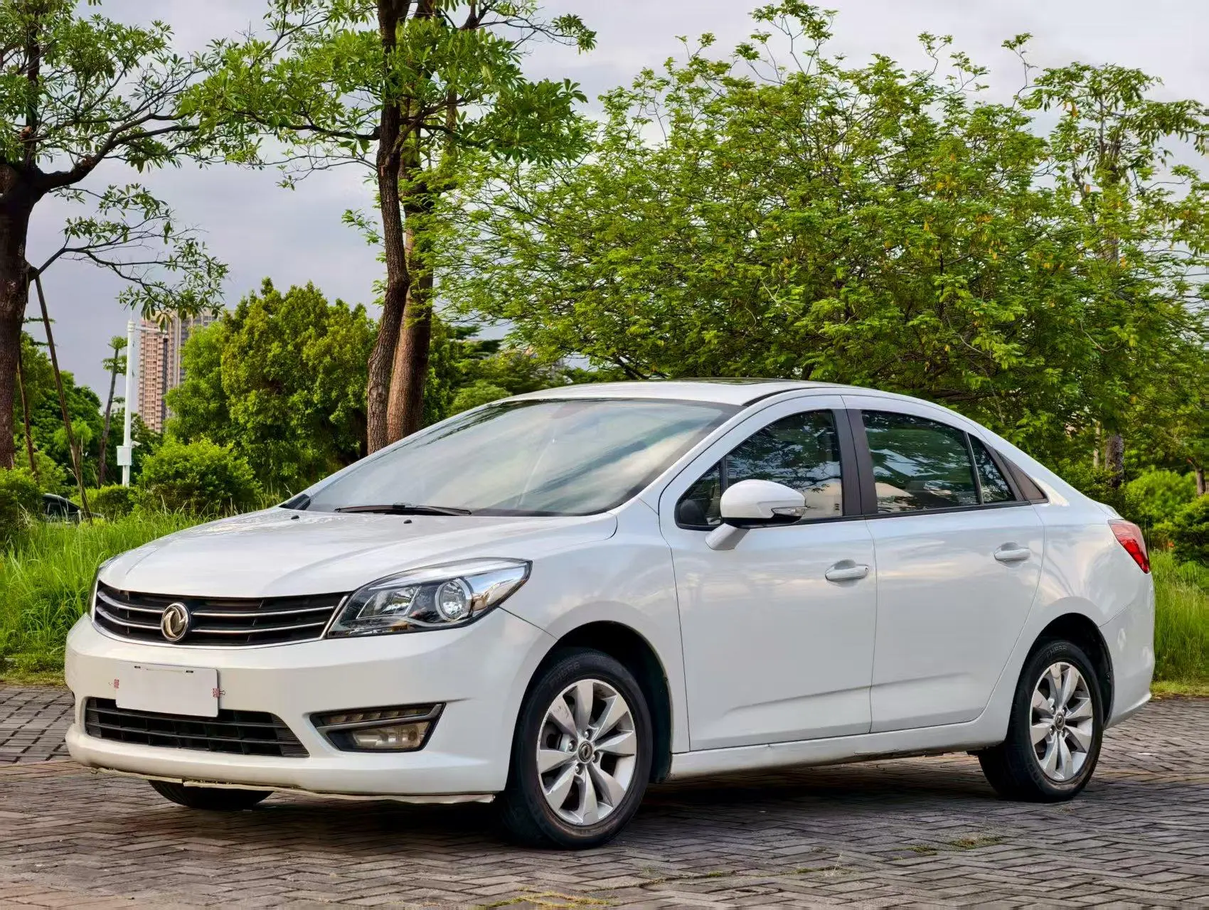Dongfeng Fengshen L60  из Китая