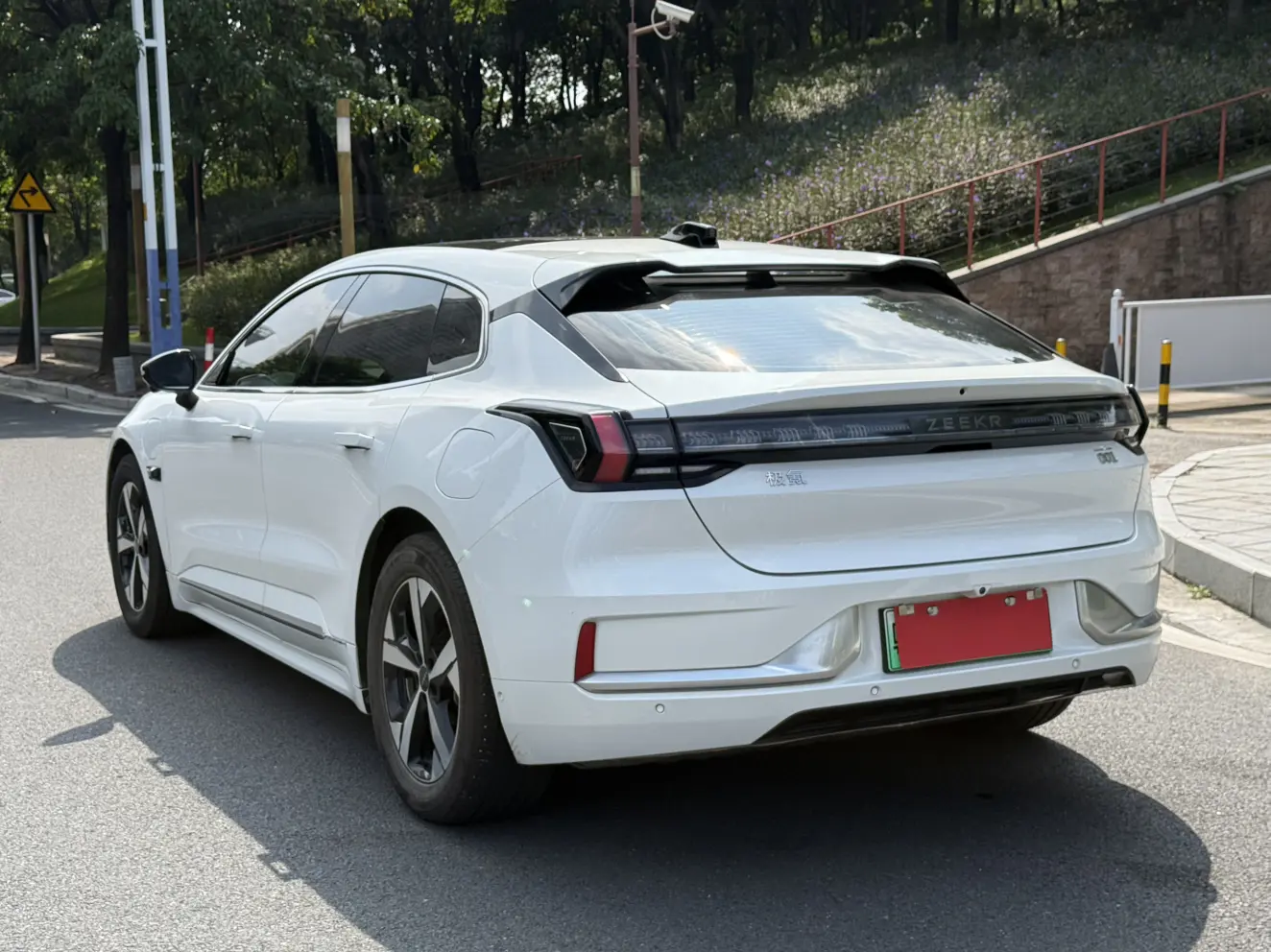 ZEEKR 001