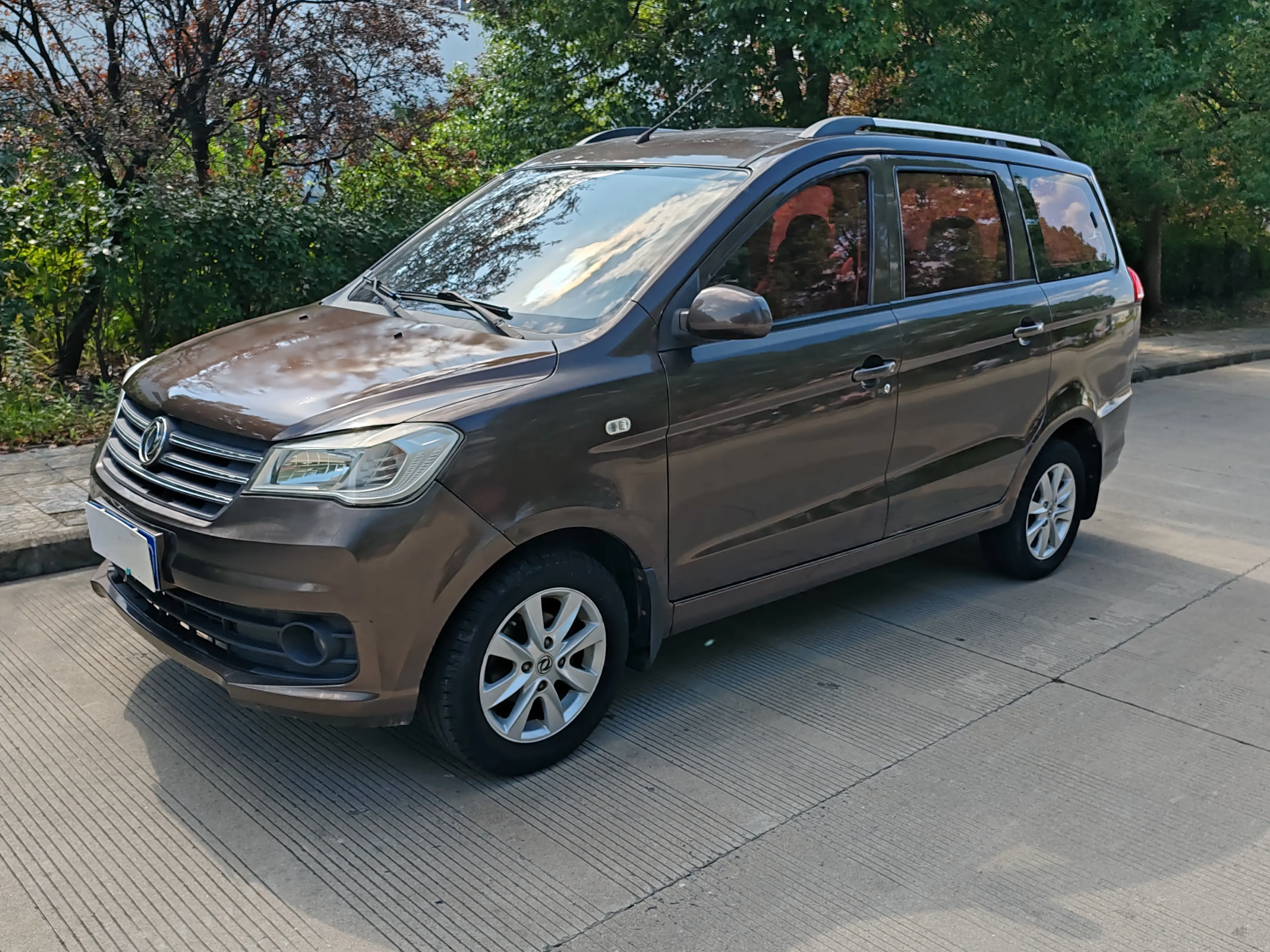 Dongfeng Fengon 330  из Китая