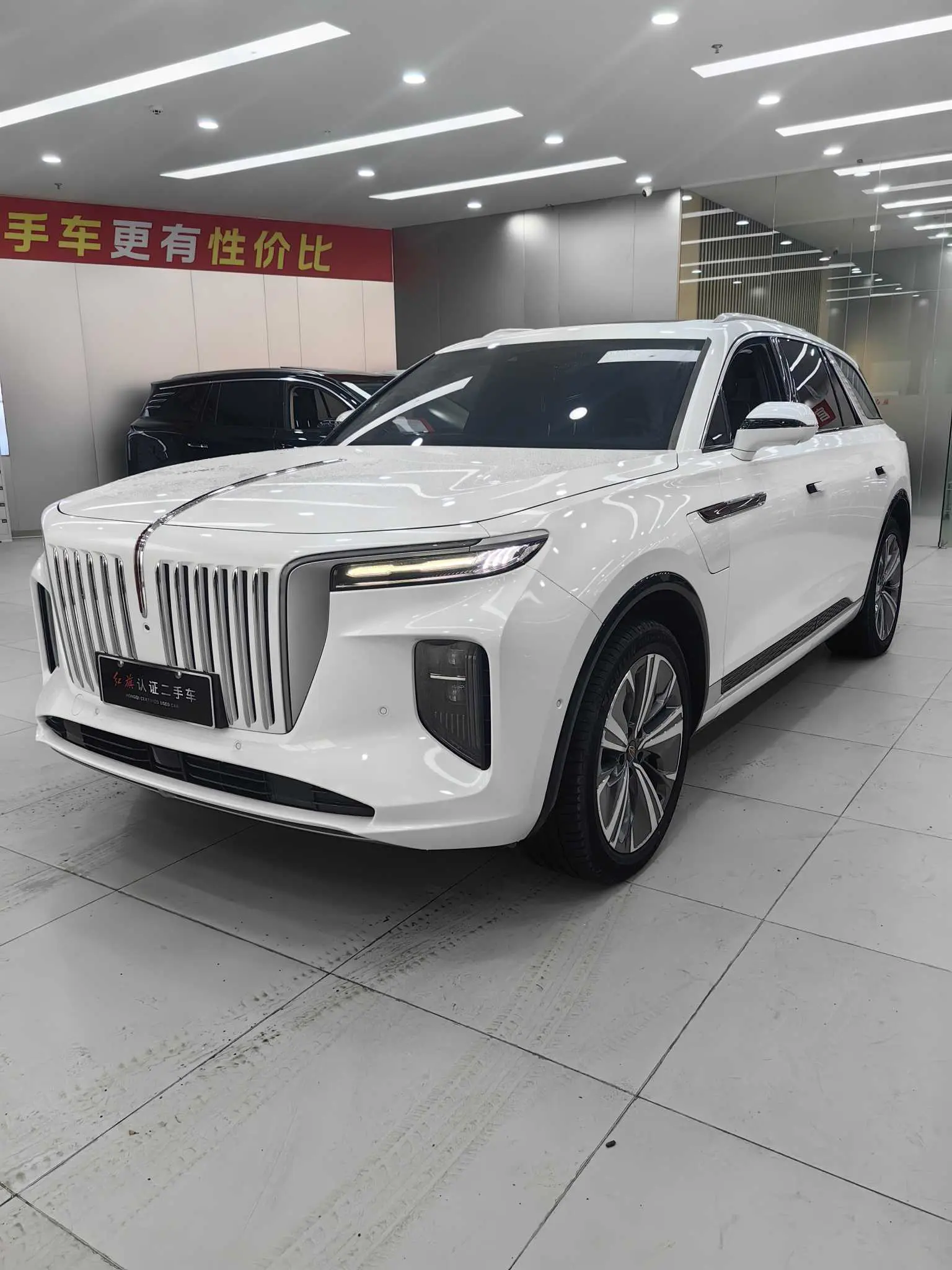 Hongqi E-HS9  из Китая