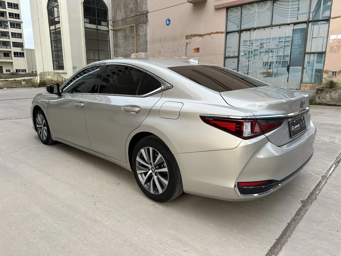 Lexus ES