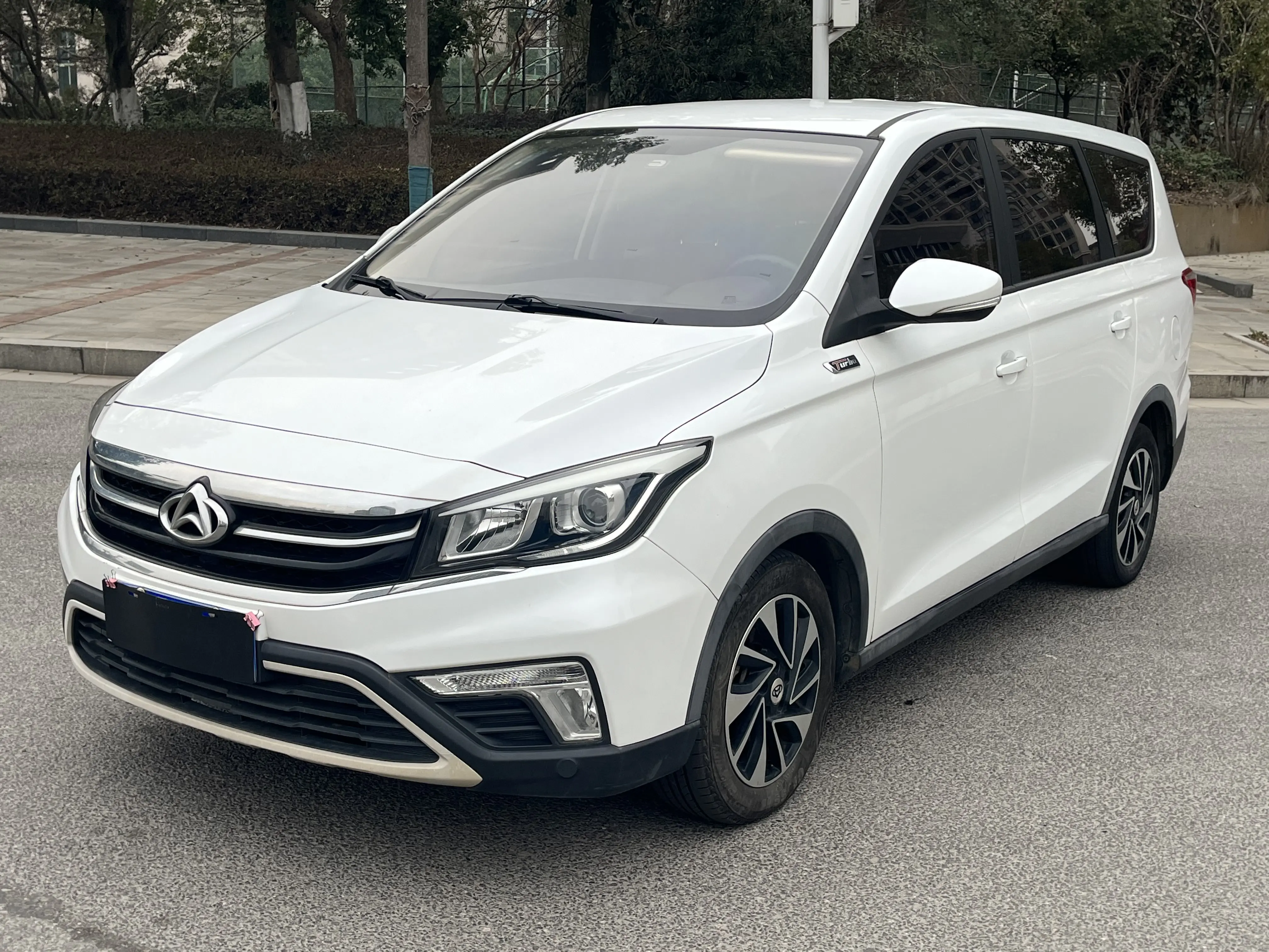 Oshan Changan Auchan A800