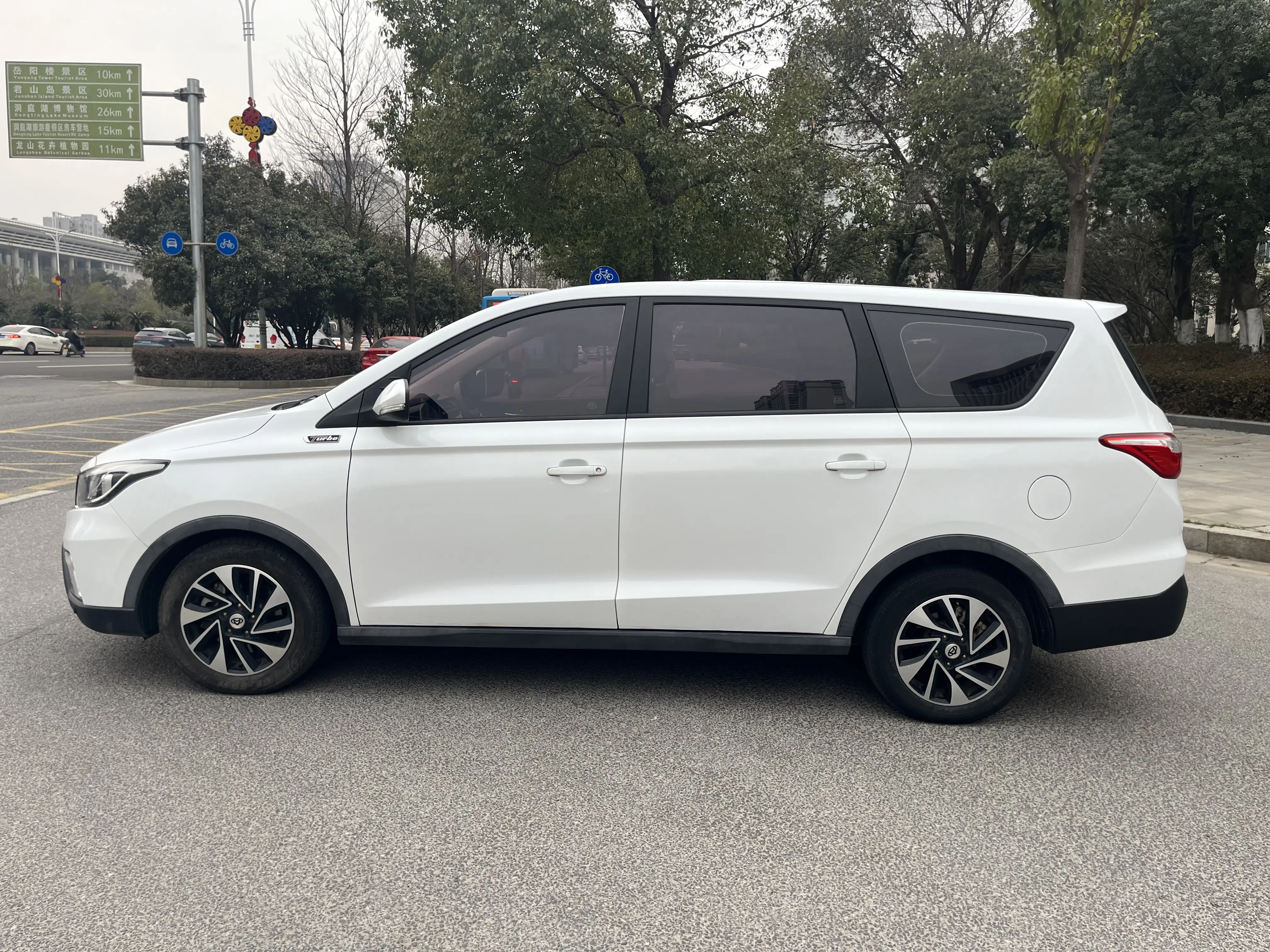 Oshan Changan Auchan A800