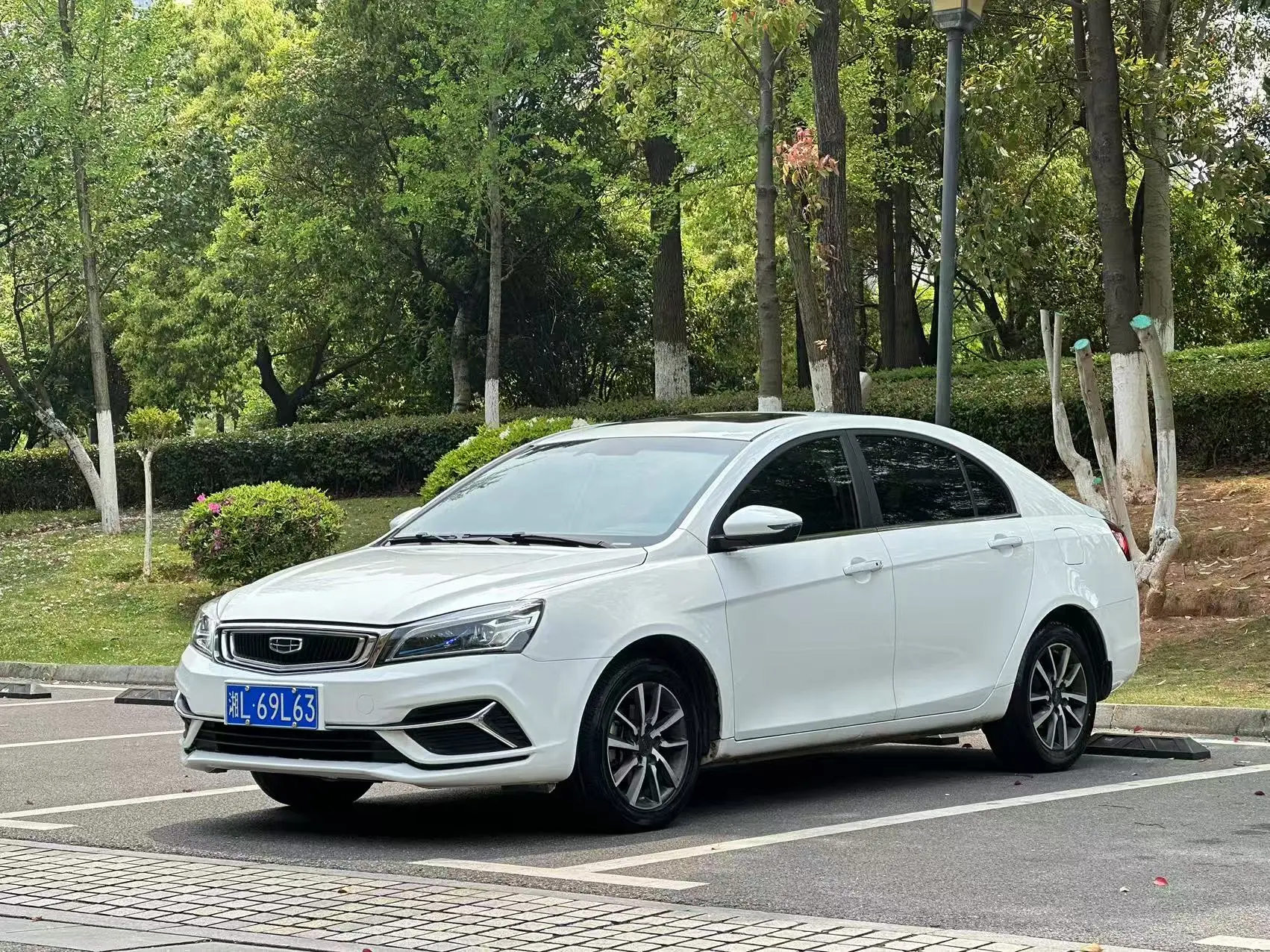 Geely Emgrand  из Китая